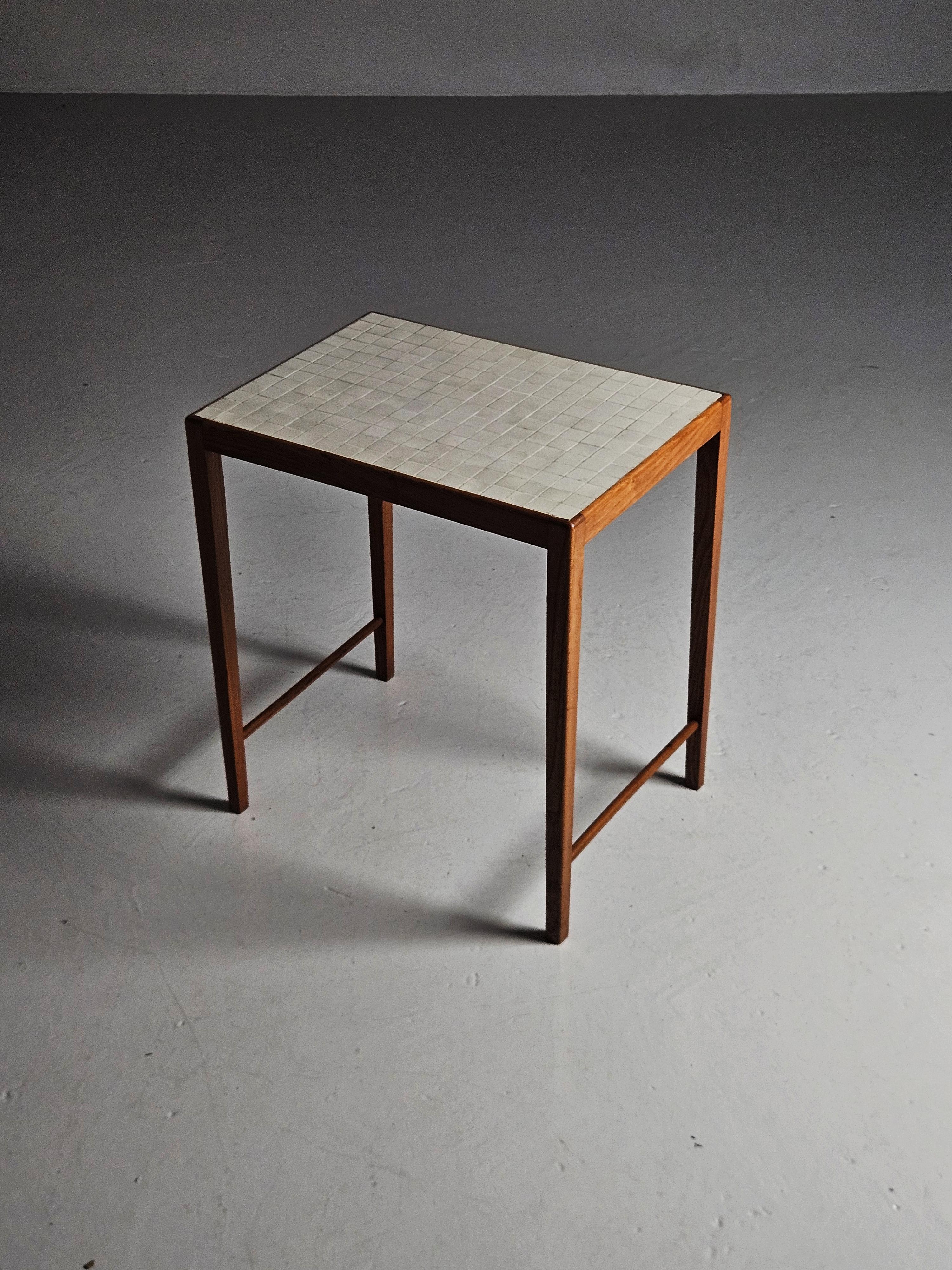 Beistelltisch aus Ulme und Mosaik von Otto Schulz für Boet, Schweden, 1950er Jahre (Skandinavische Moderne) im Angebot