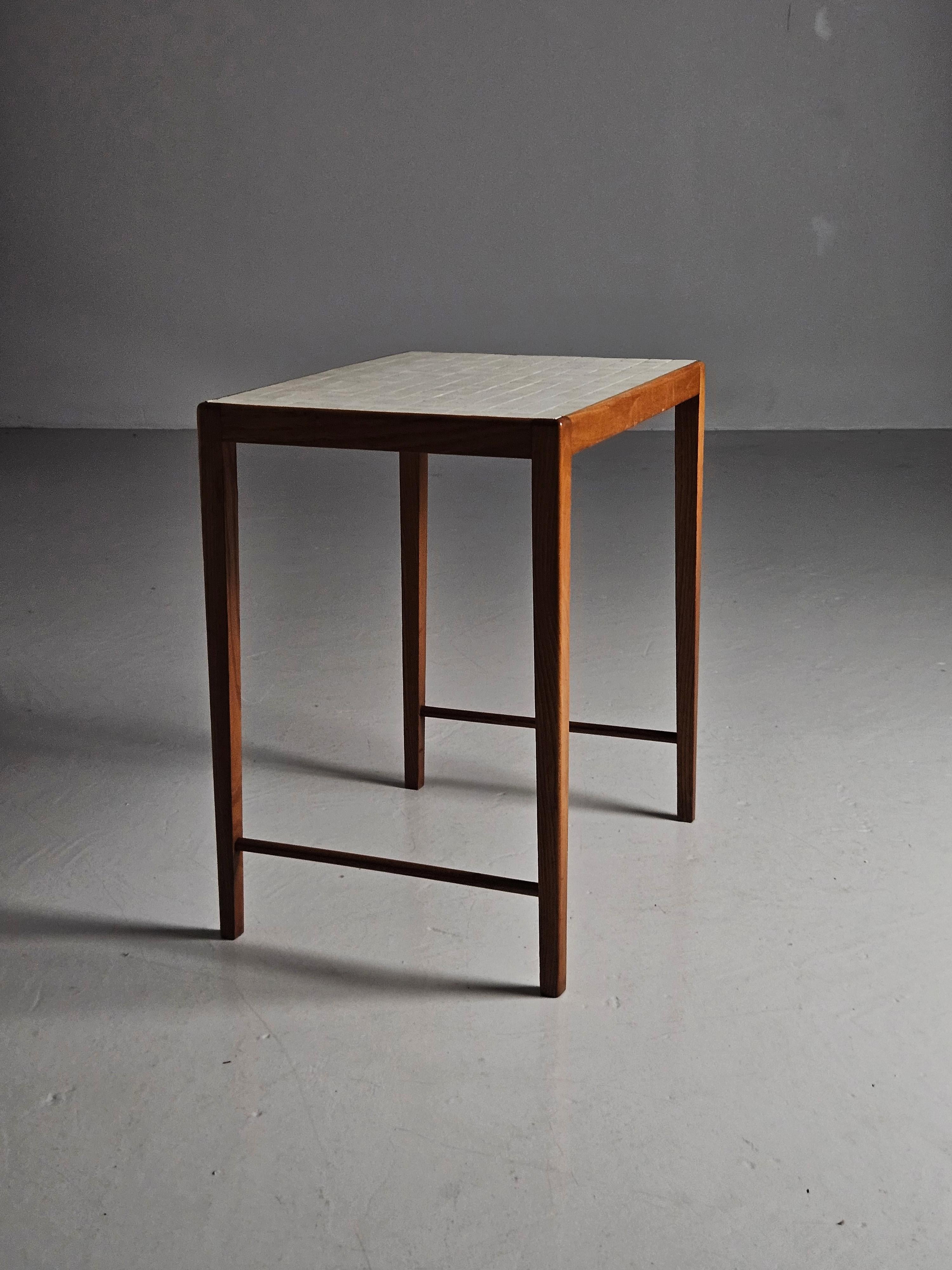 Beistelltisch aus Ulme und Mosaik von Otto Schulz für Boet, Schweden, 1950er Jahre im Zustand „Gut“ im Angebot in Eskilstuna, SE