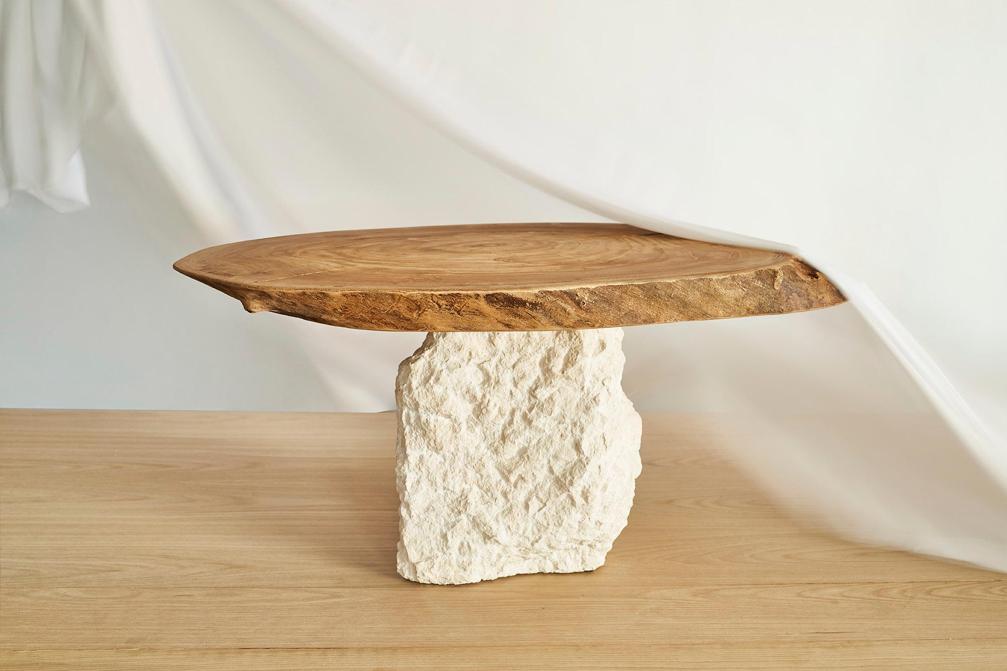Mesa de centro ovalada de olmo y piedra de Jean-Baptiste Van den Heede
Pieza única firmada y numerada
Dimensiones: An 87 x L 42 x Al 41 cm
Materiales: Madera de olmo y piedra natural tallada a mano

Mesa de centro de la colección ARTE realizada