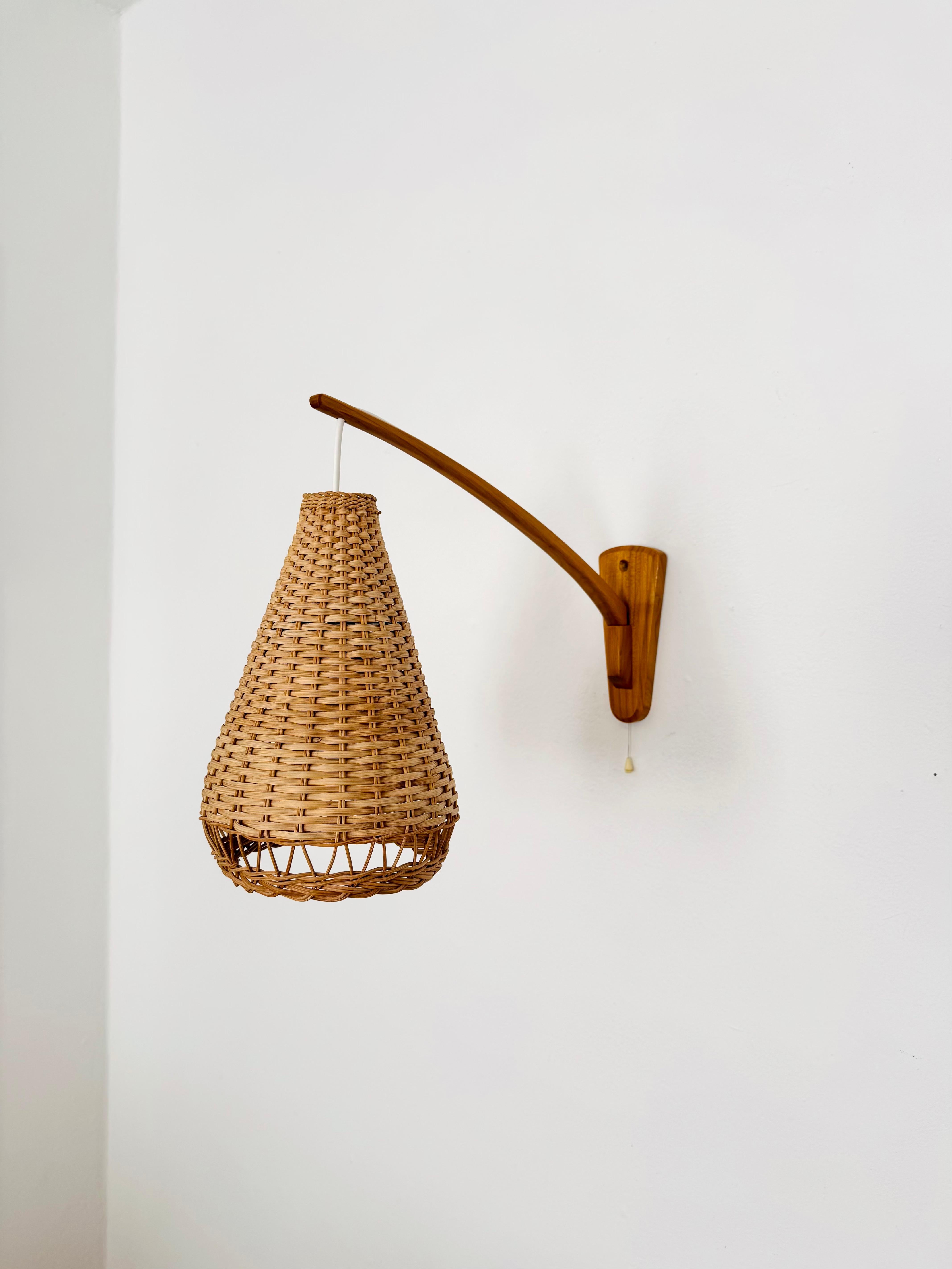 Wonderful wall lamp from the 1960s.
Great and unusual design with a fantastically elegant appearance.
The rattan lampshade creates a very cozy atmosphere and a spectacular play of light.

Condition:

Very good vintage condition with slight signs of