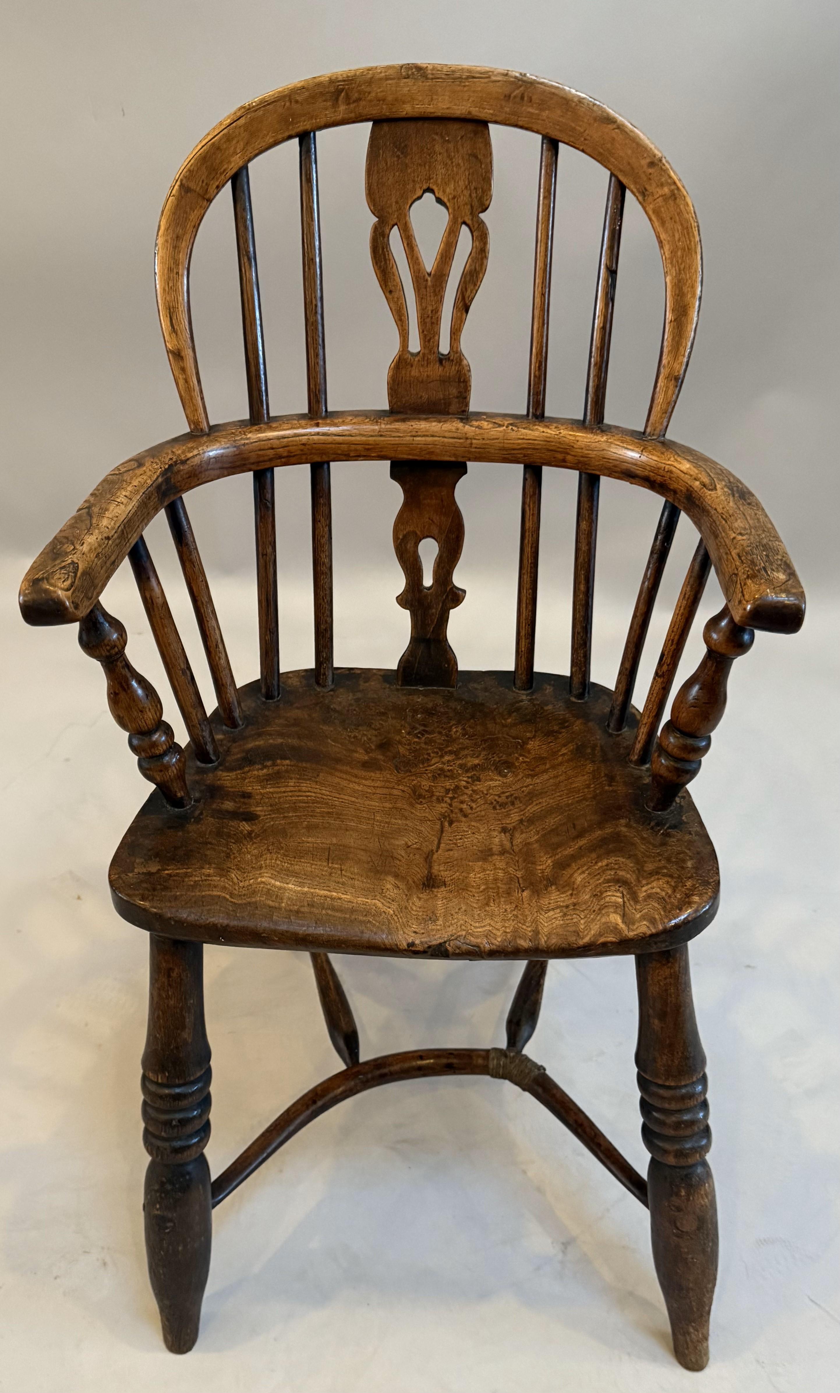 Fauteuil Windsor pour enfant en orme et bois d'if. Fauteuil 
