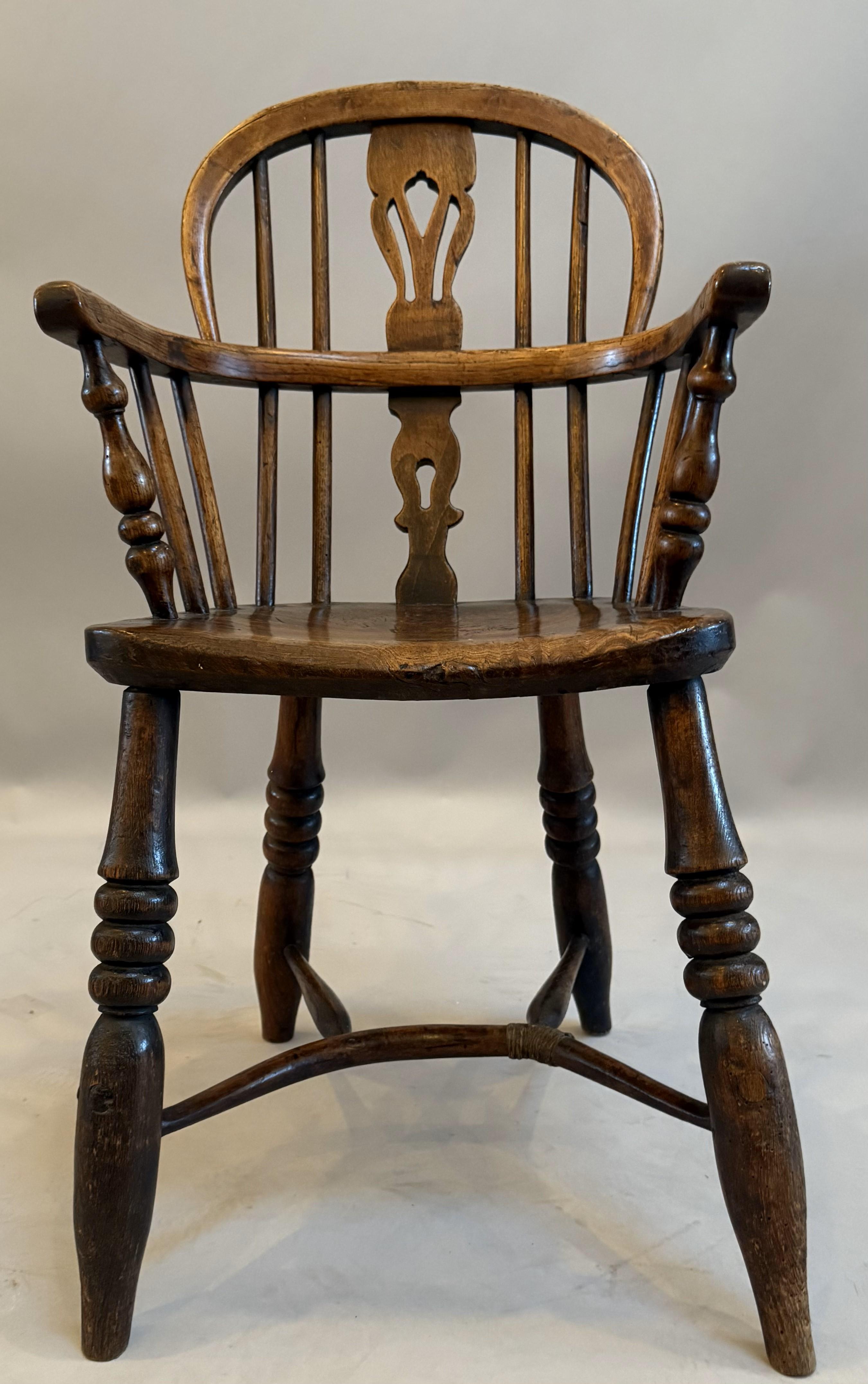 Georgien Fauteuil Windsor en orme et bois d'if pour enfant en vente