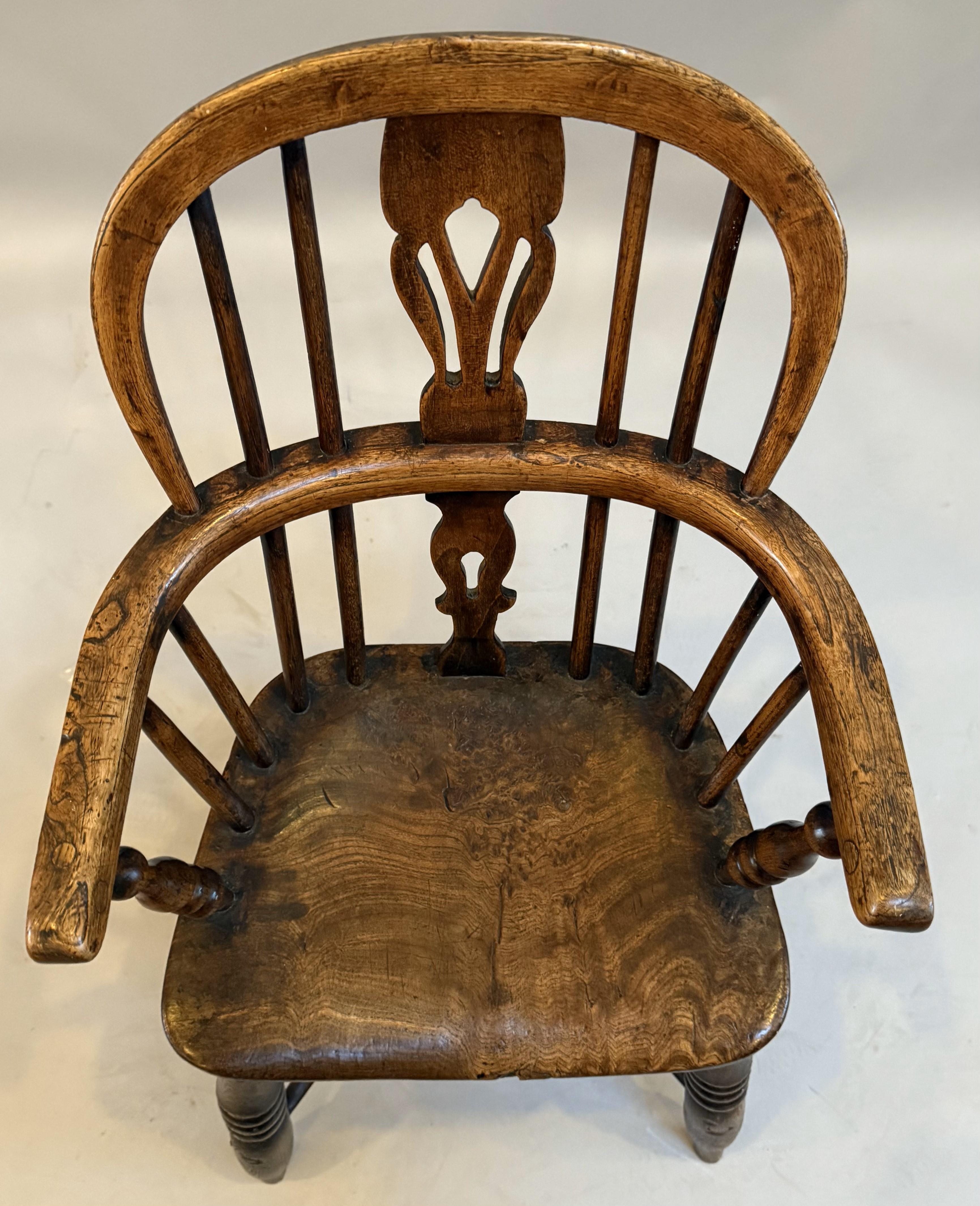 Sculpté à la main Fauteuil Windsor en orme et bois d'if pour enfant en vente