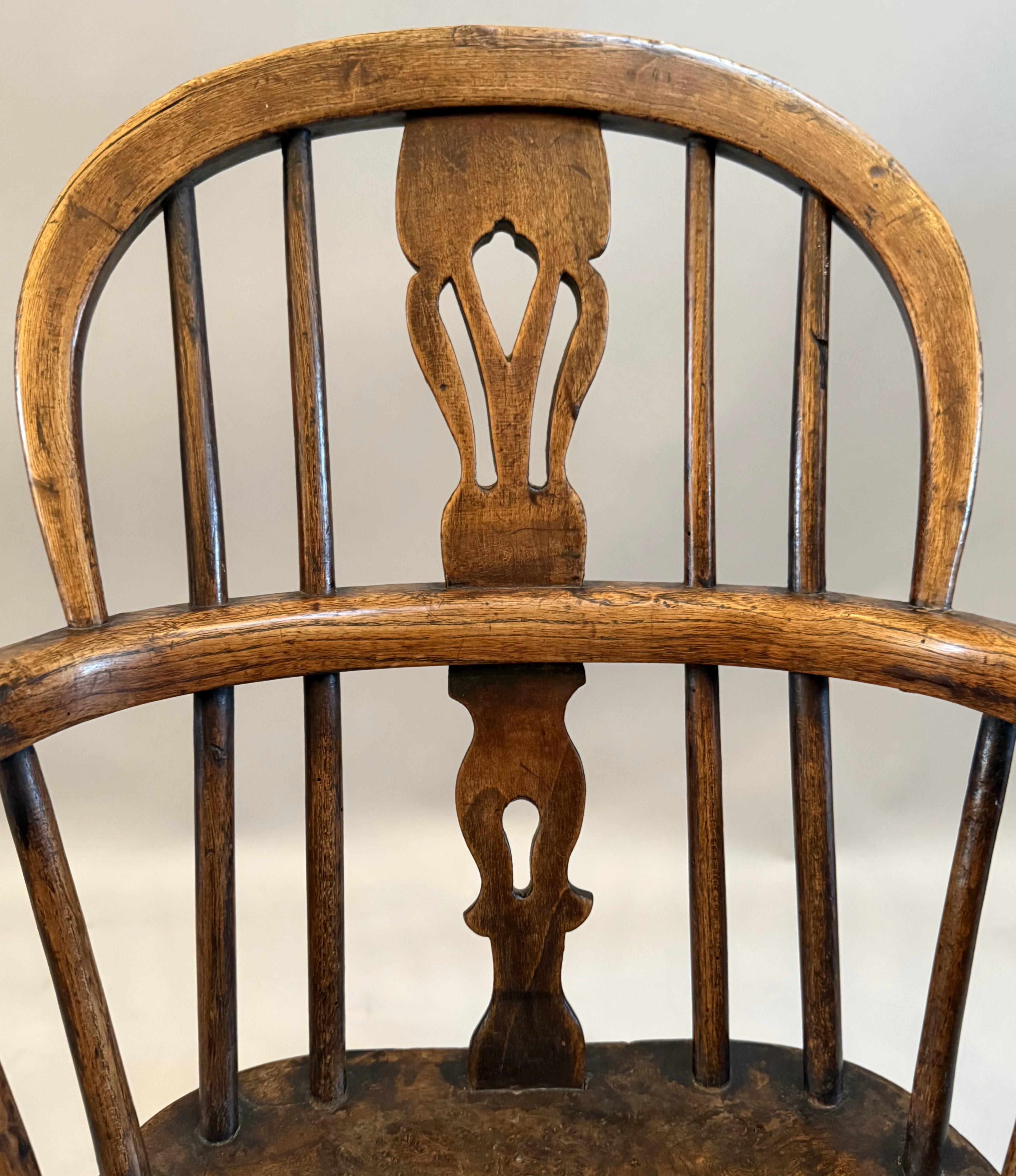 Fauteuil Windsor en orme et bois d'if pour enfant Bon état - En vente à Middleburg, VA