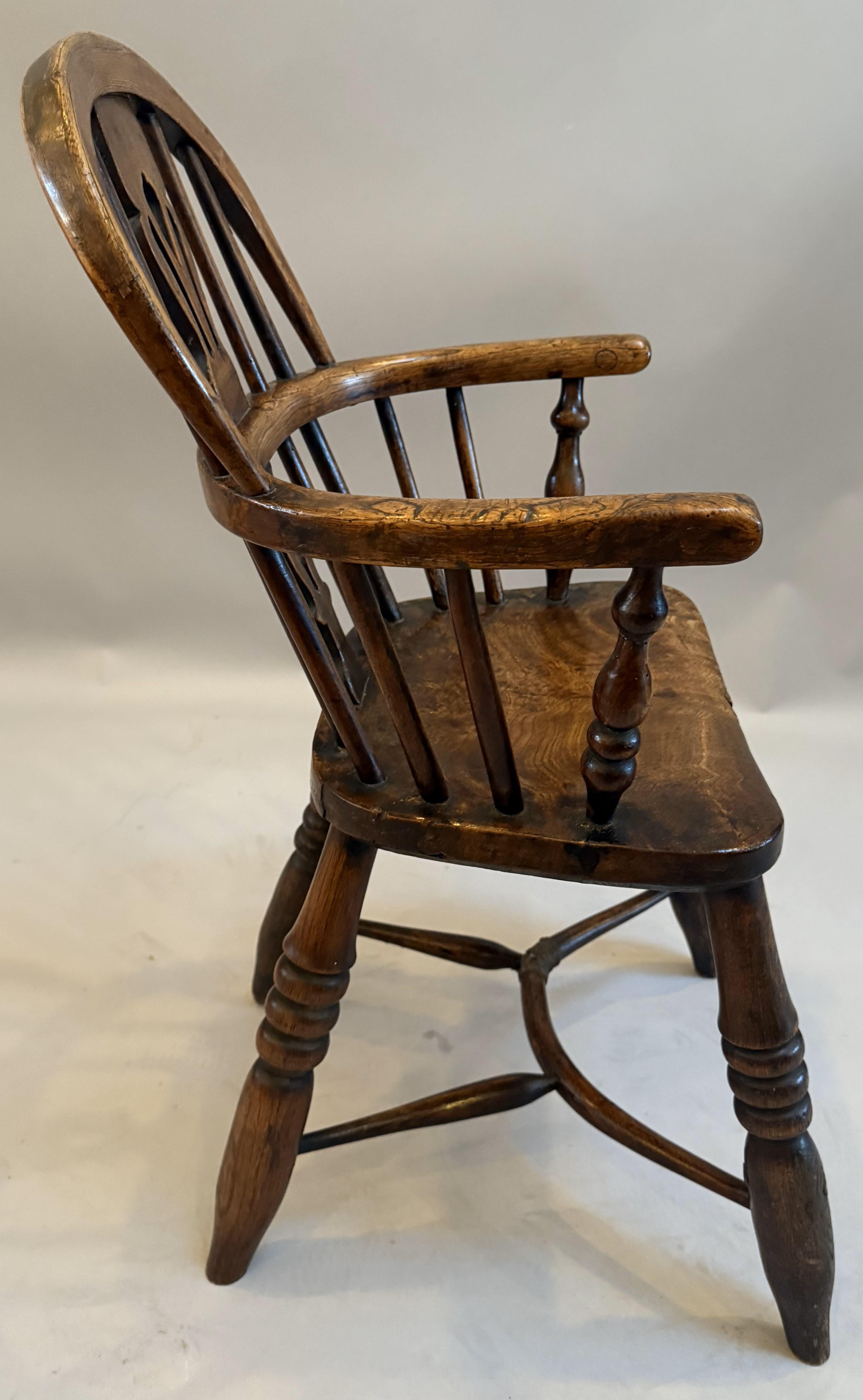 20ième siècle Fauteuil Windsor en orme et bois d'if pour enfant en vente