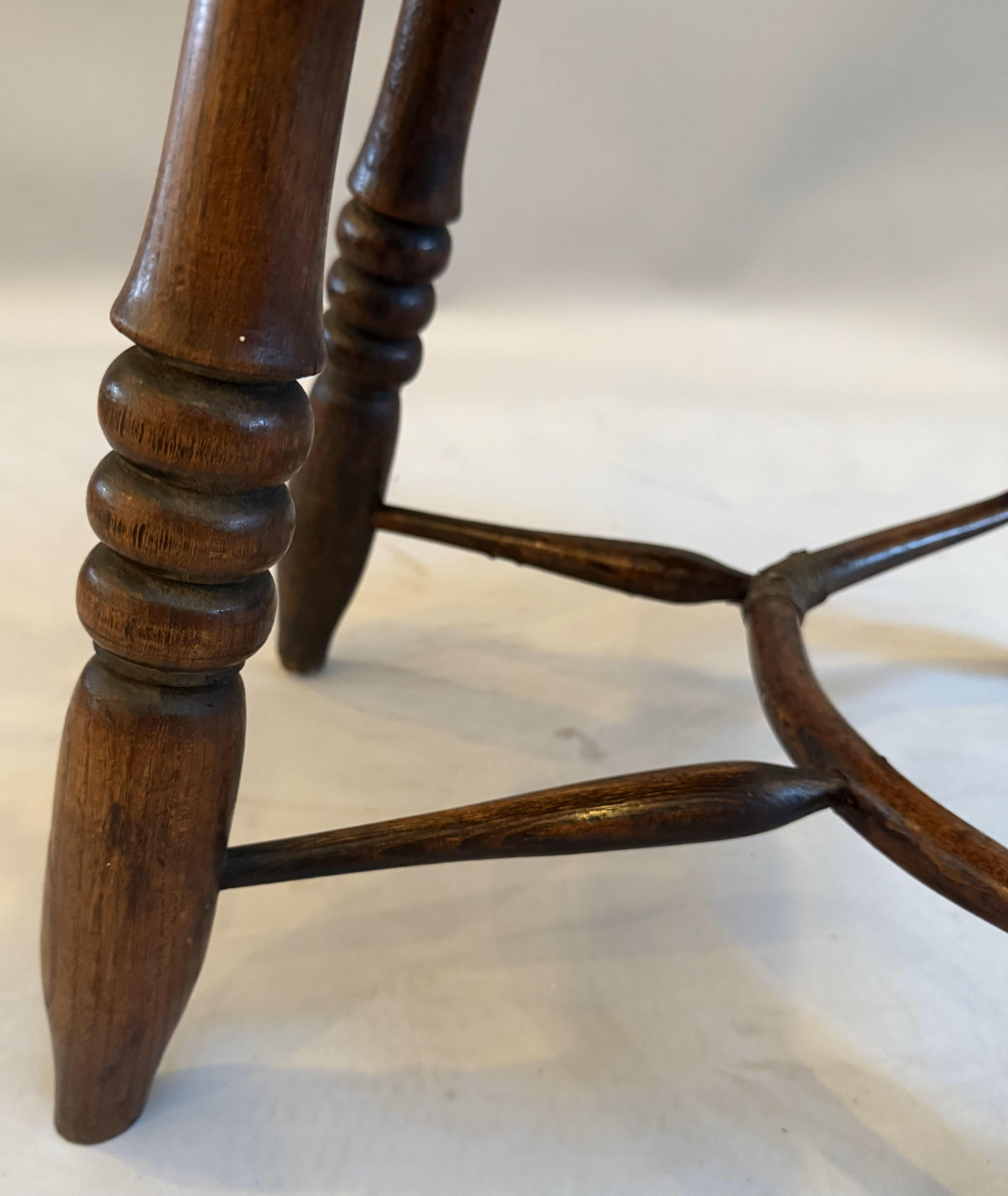 Bois Fauteuil Windsor en orme et bois d'if pour enfant en vente