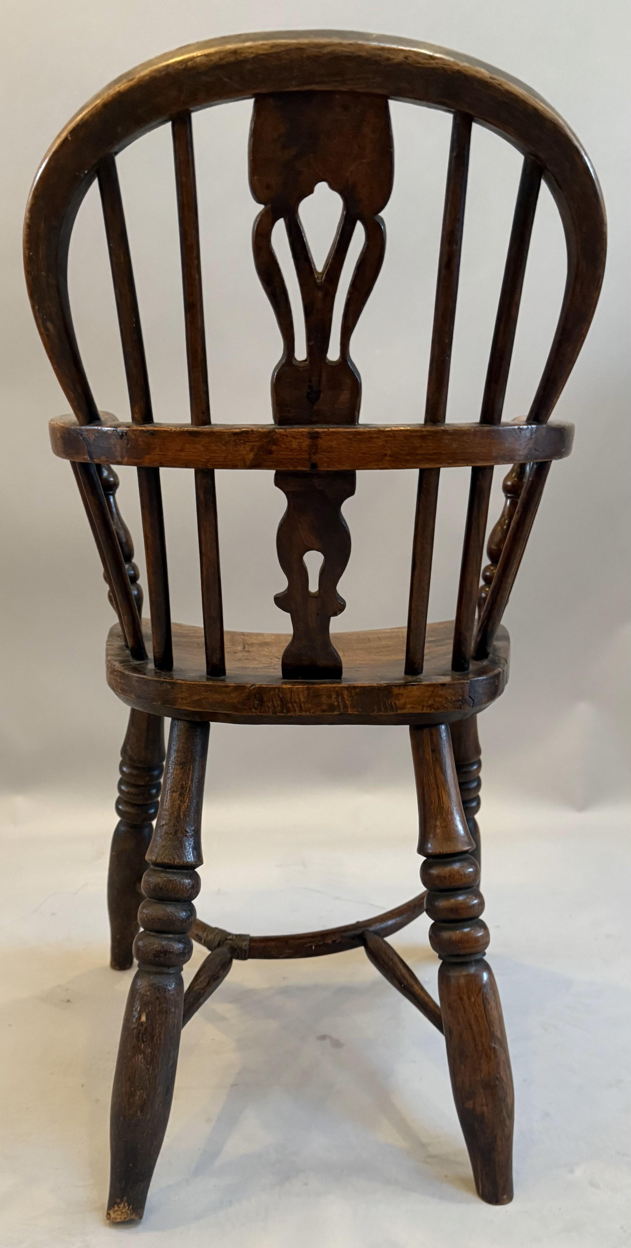 Fauteuil Windsor en orme et bois d'if pour enfant en vente 1