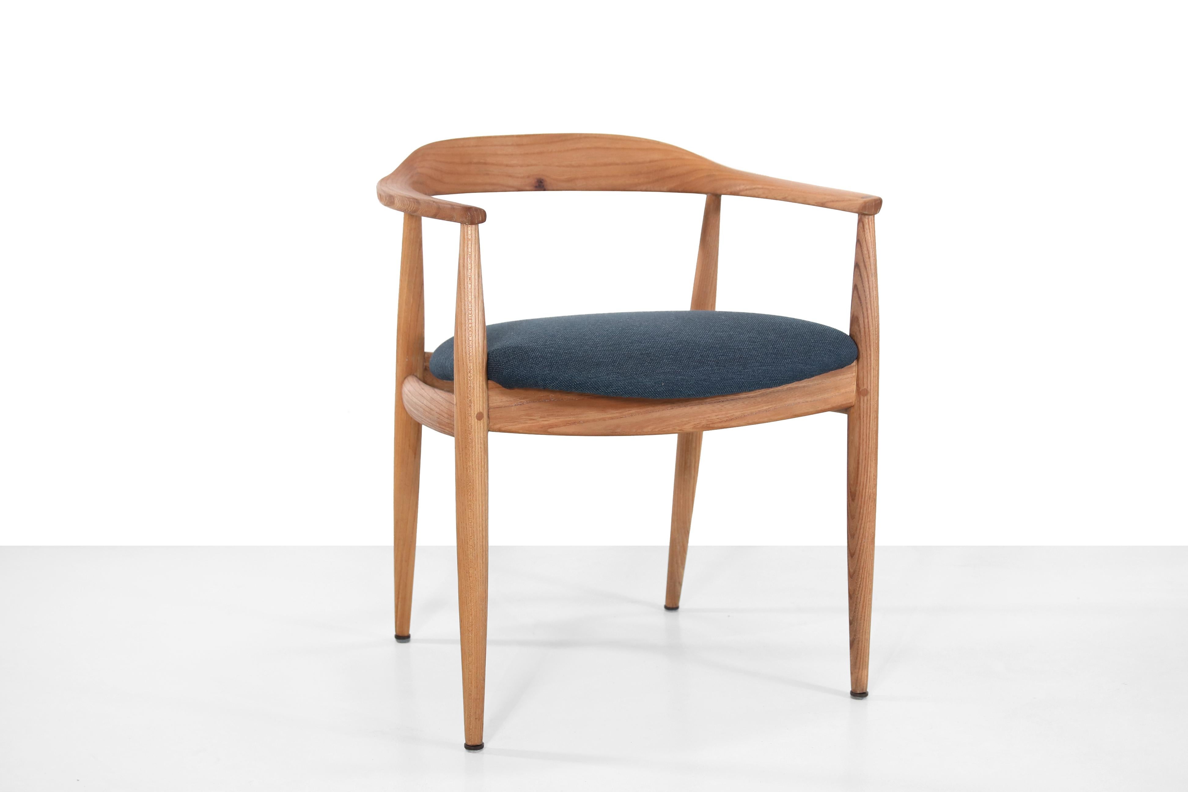 This beautifully designed chair made of solid elm wood was designed by Illum Wikkelso. You can also clearly see his signature in it with the beautiful round sloping lines. The chair was produced by Niels Eilersen in Denmark in the late 1950s or