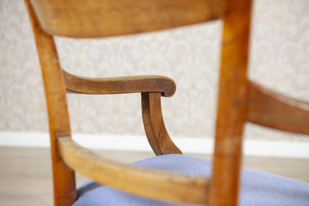 Fauteuil en orme du début du XXe siècle en tissu bleu en vente 4