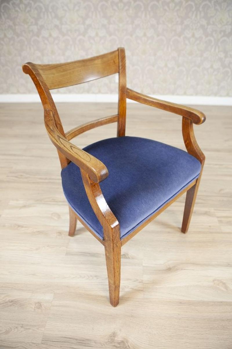 Européen Fauteuil en orme du début du XXe siècle en tissu bleu en vente