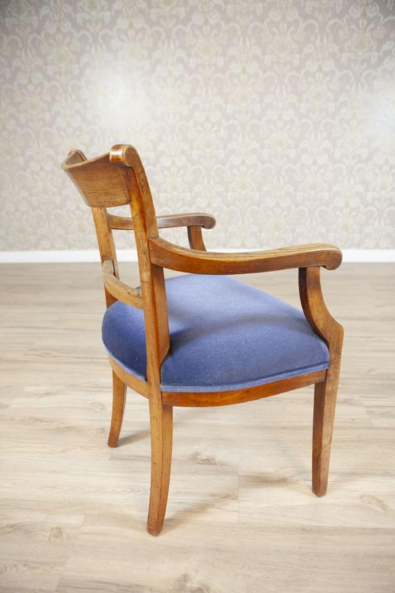 20ième siècle Fauteuil en orme du début du XXe siècle en tissu bleu en vente