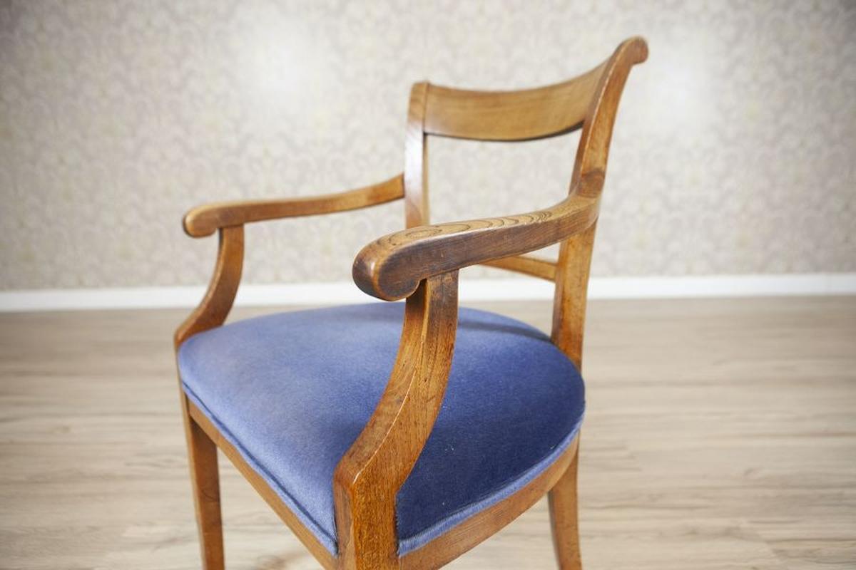 Tissu d'ameublement Fauteuil en orme du début du XXe siècle en tissu bleu en vente