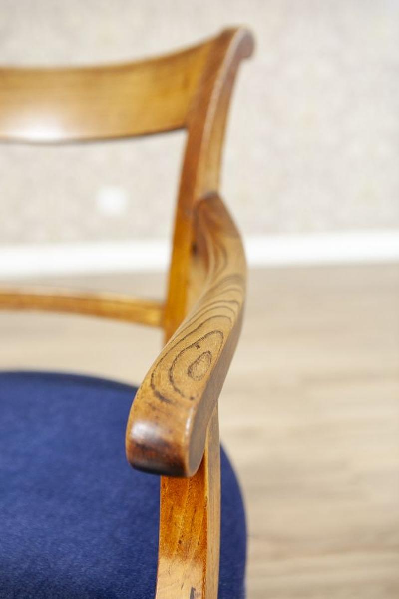Fauteuil en orme du début du XXe siècle en tissu bleu en vente 1