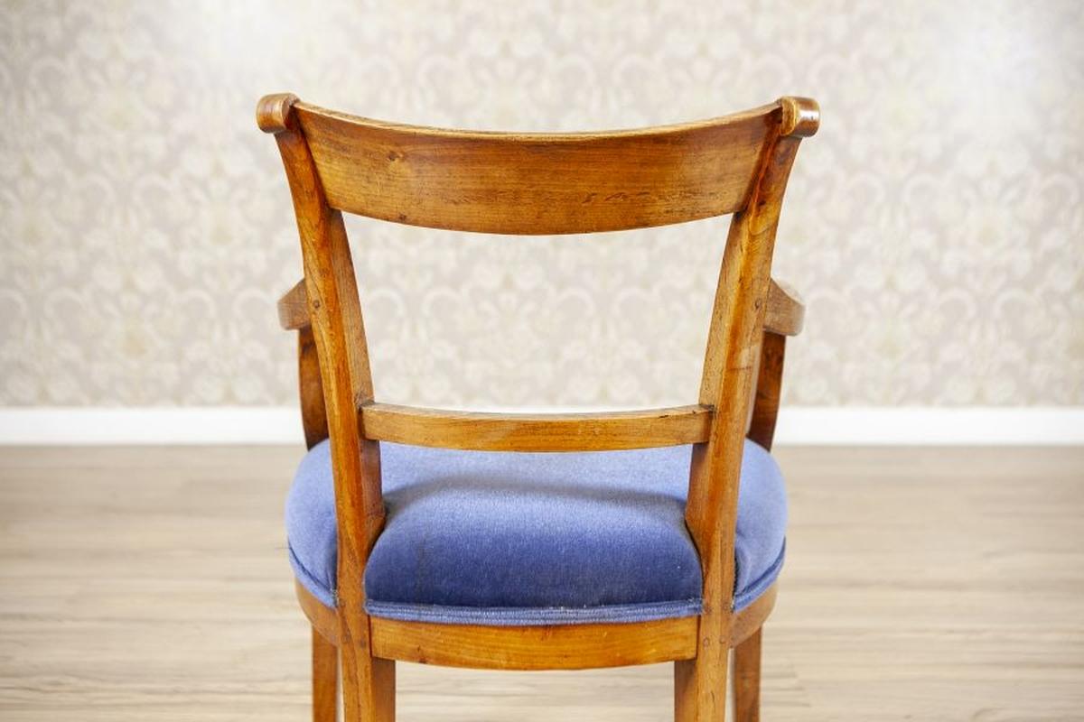 Fauteuil en orme du début du XXe siècle en tissu bleu en vente 2