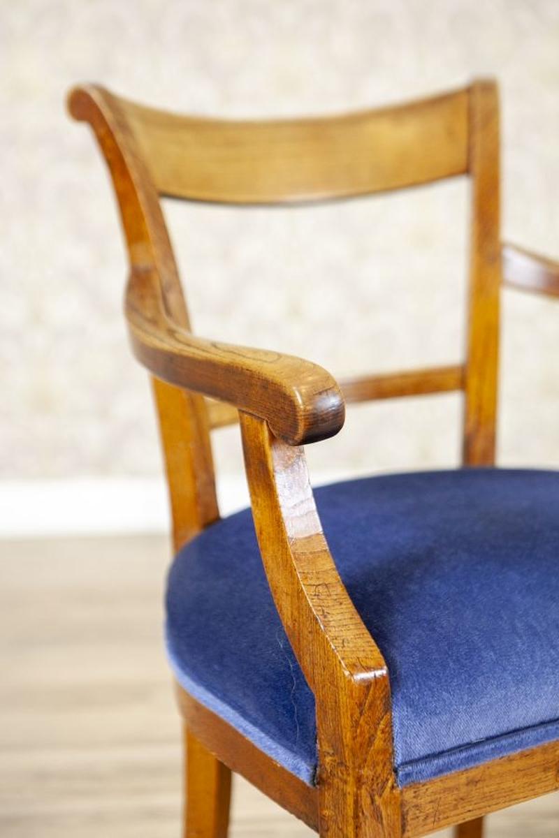 Fauteuil en orme du début du XXe siècle en tissu bleu en vente 3