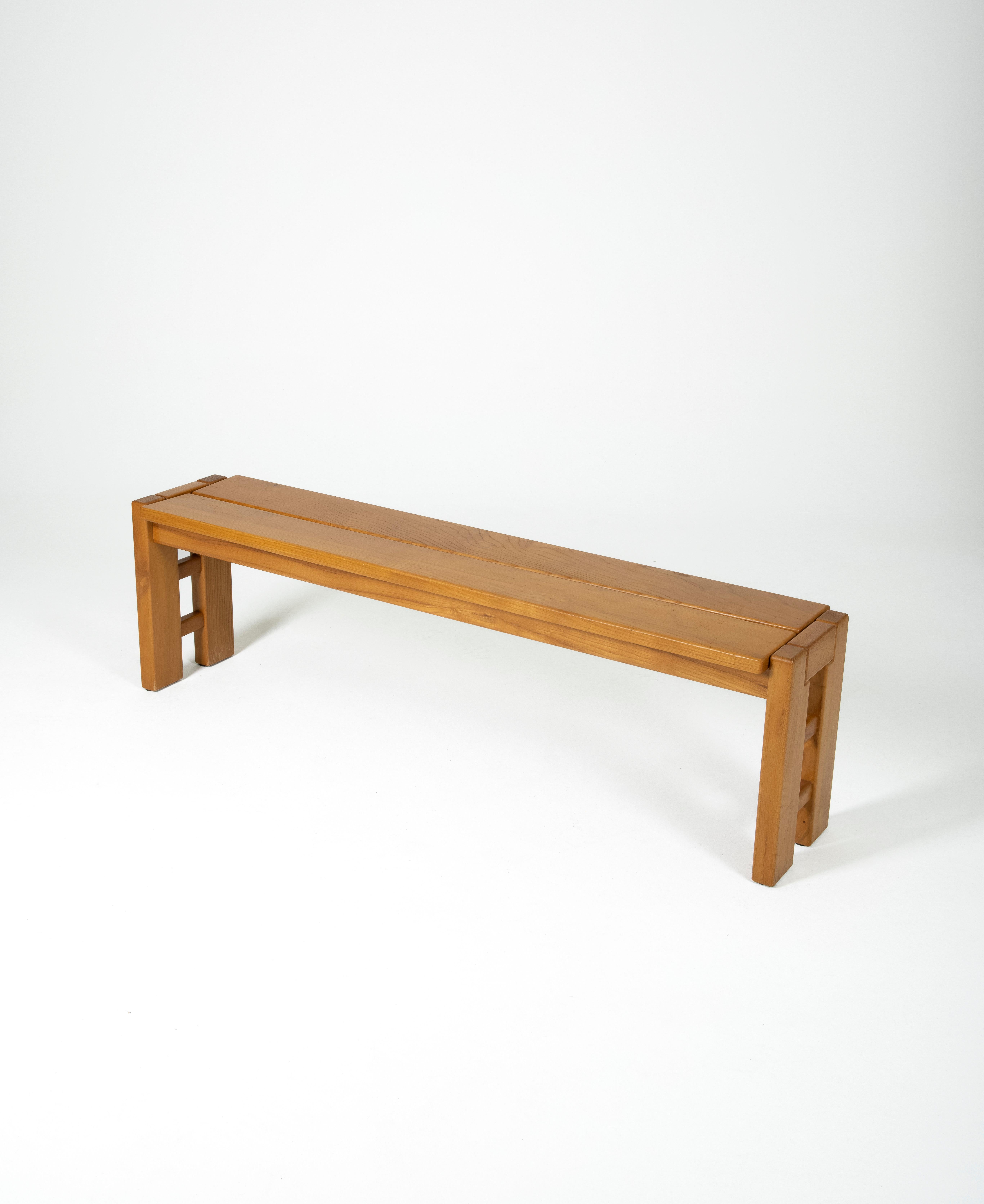 Solid elm bench in the spirit of the Maison Regain. The seat is composed of two separate boards. Nice work of cabinetmaking, beautiful patina. Some traces of wear due to time.