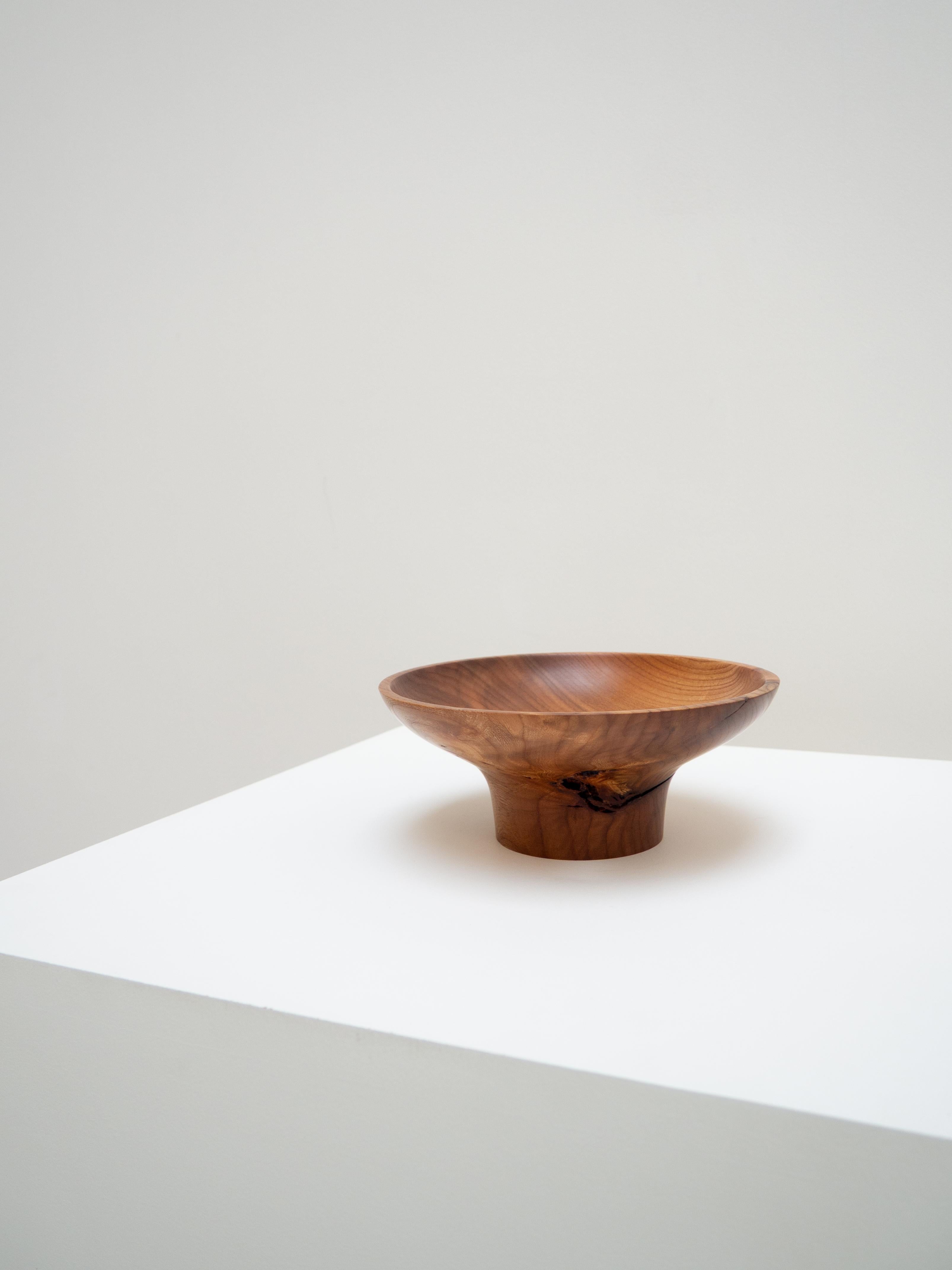 Woodwork Elm bowl - One of a kind For Sale