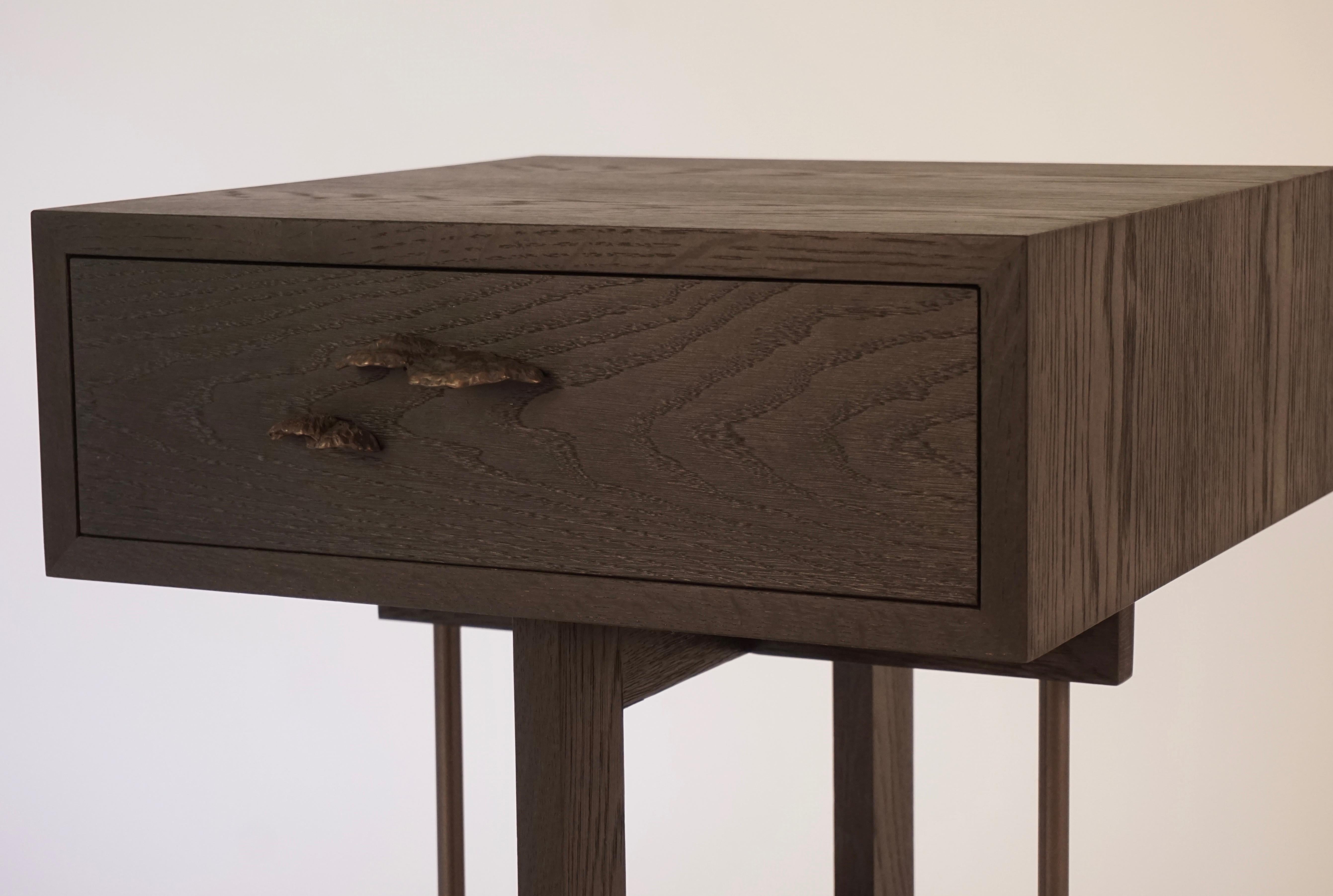 Américain Tables de chevet en bois d'orme de Chris Lehrecke avec poignées en champignon de bronze en vente
