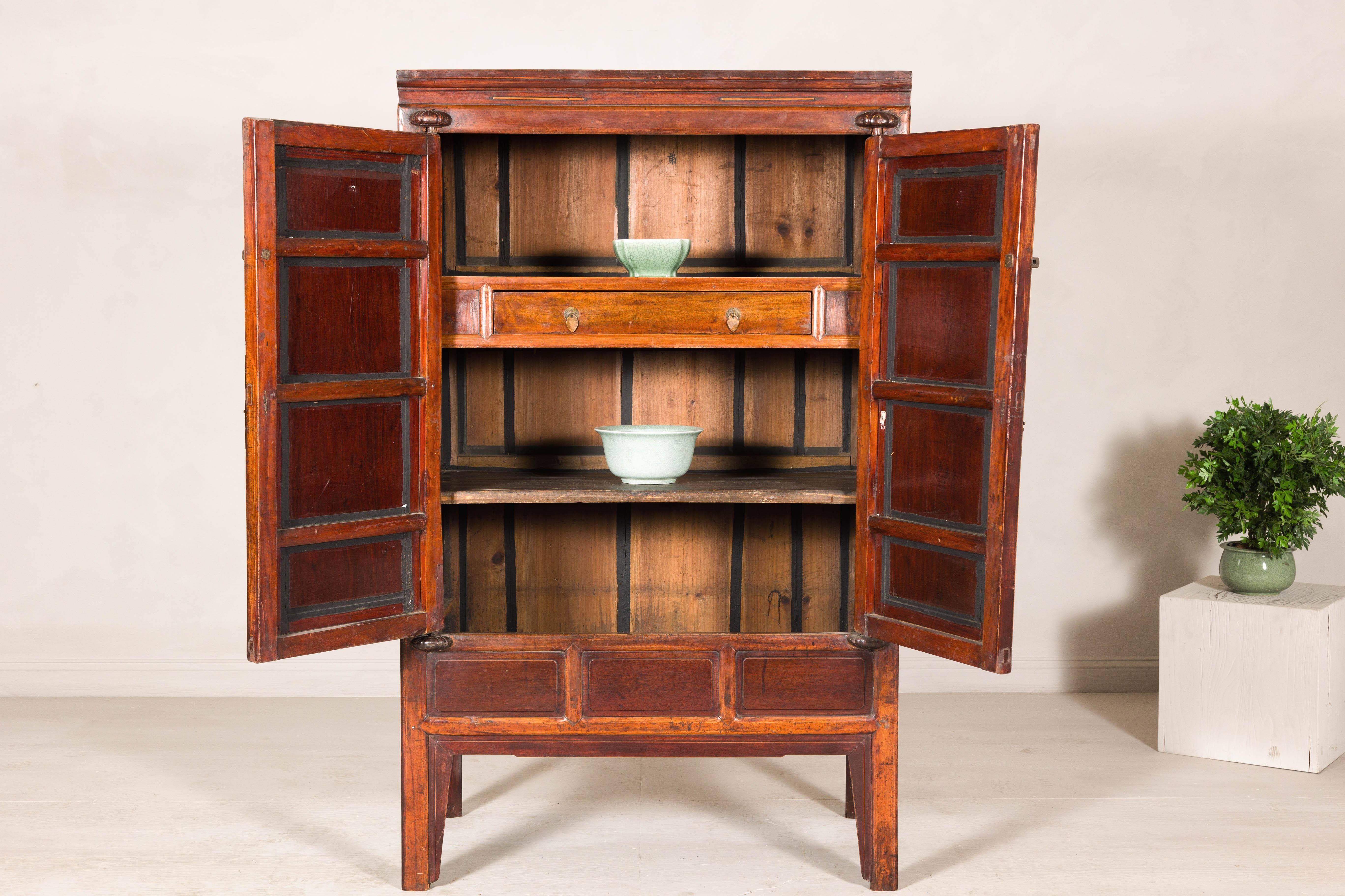 Armoire en orme de la fin de la dynastie Qing, laquée en brun et dotée de ferrures en bronze. Ce cabinet chinois ancien, fabriqué en bois d'orme à la fin de la dynastie Qing (vers la fin du XIXe siècle ou le début du XXe siècle), présente un design