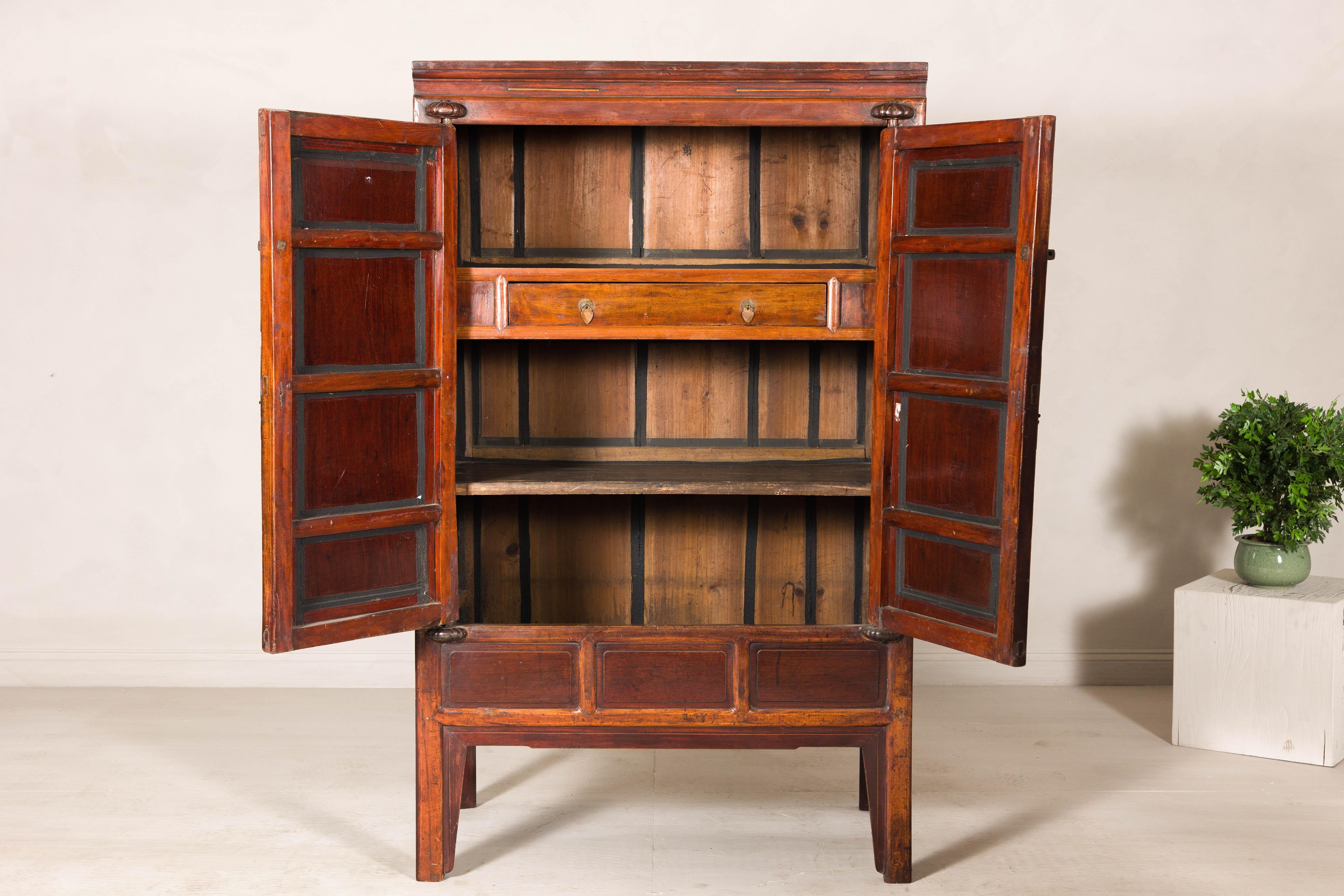 Chinois Cabinet en orme laqué brun avec quincaillerie et étagères en bronze, fin de la dynastie Qing en vente