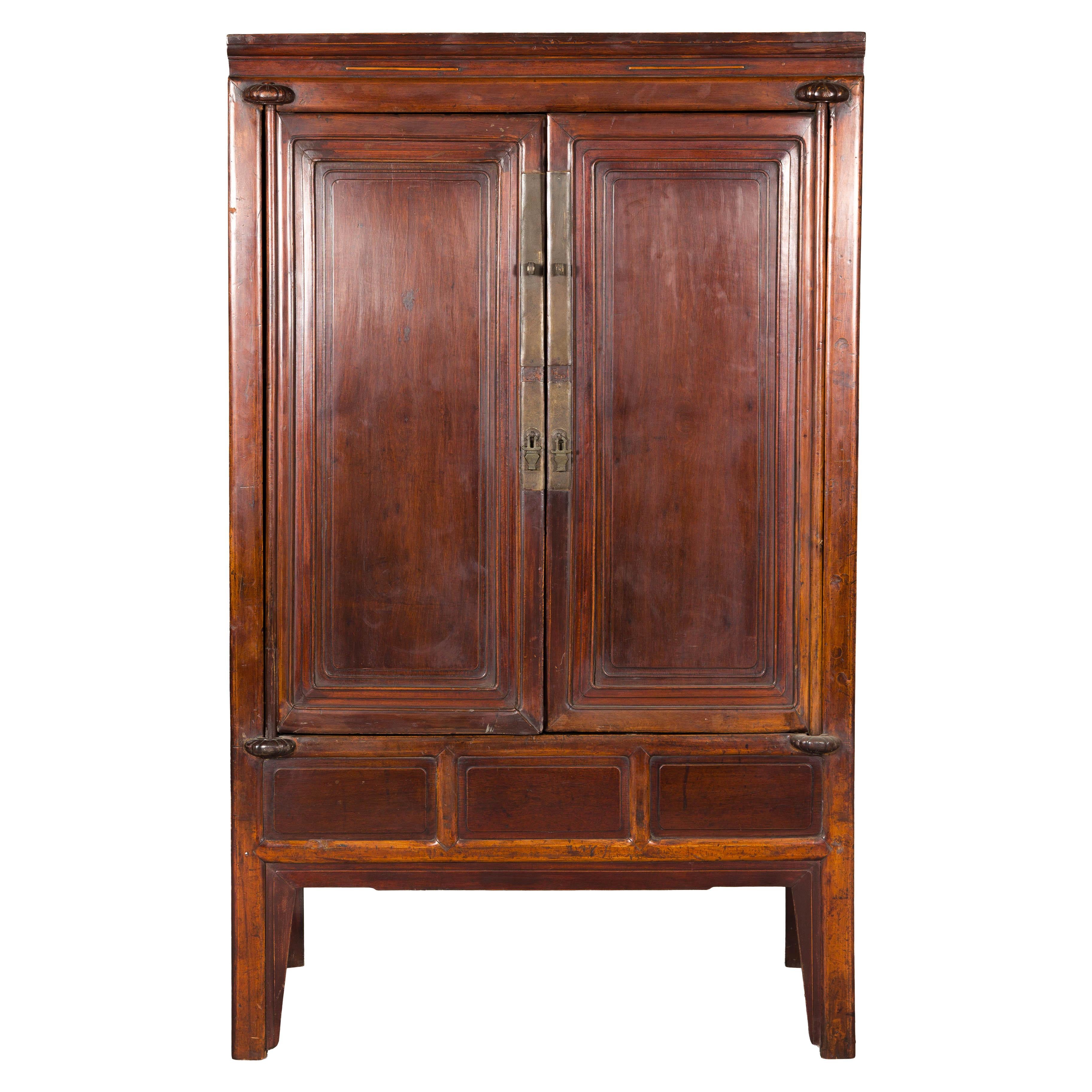 Sculpté Cabinet en orme laqué brun avec quincaillerie et étagères en bronze, fin de la dynastie Qing en vente