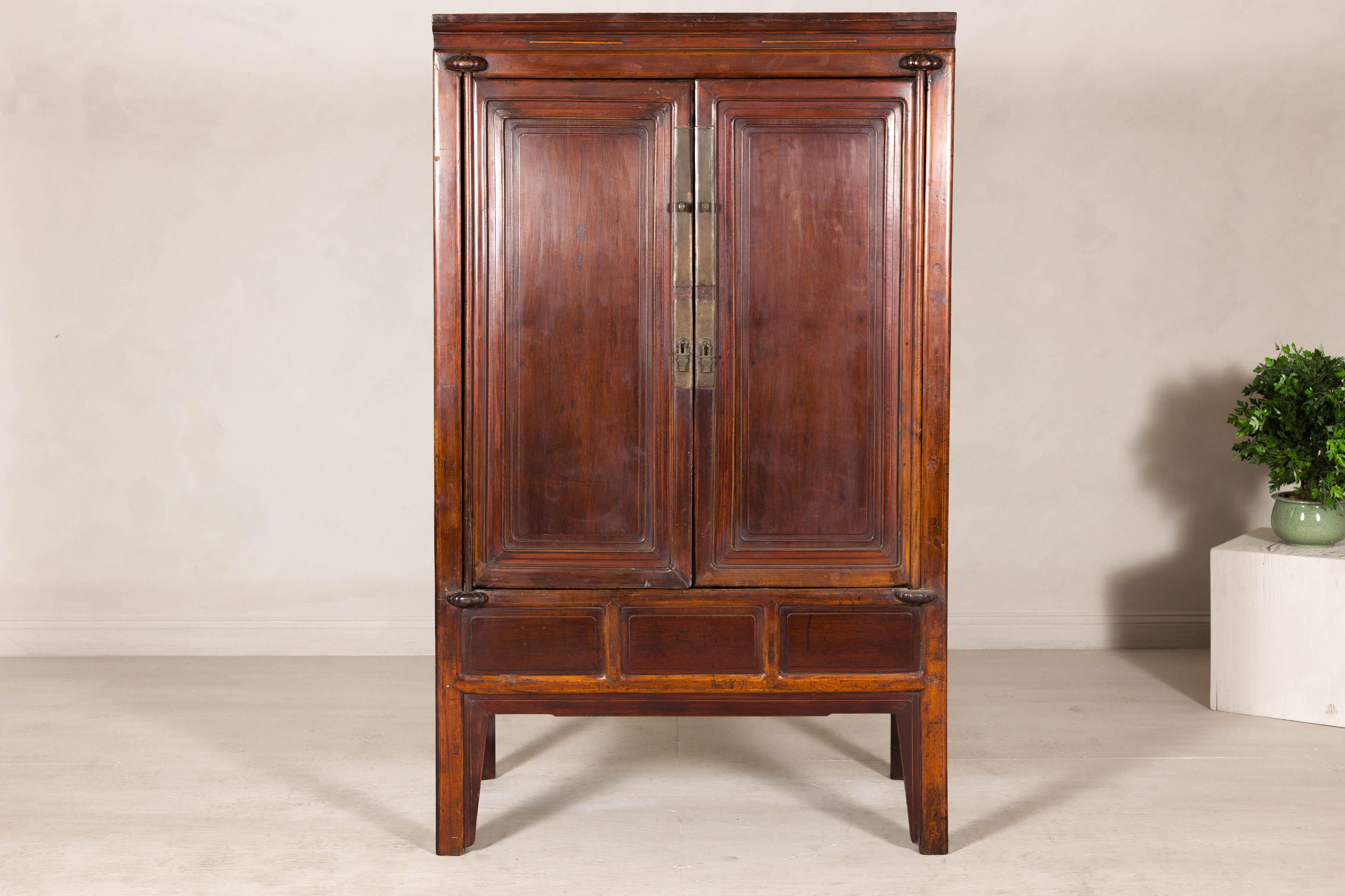 Cabinet en orme laqué brun avec quincaillerie et étagères en bronze, fin de la dynastie Qing Bon état - En vente à Yonkers, NY