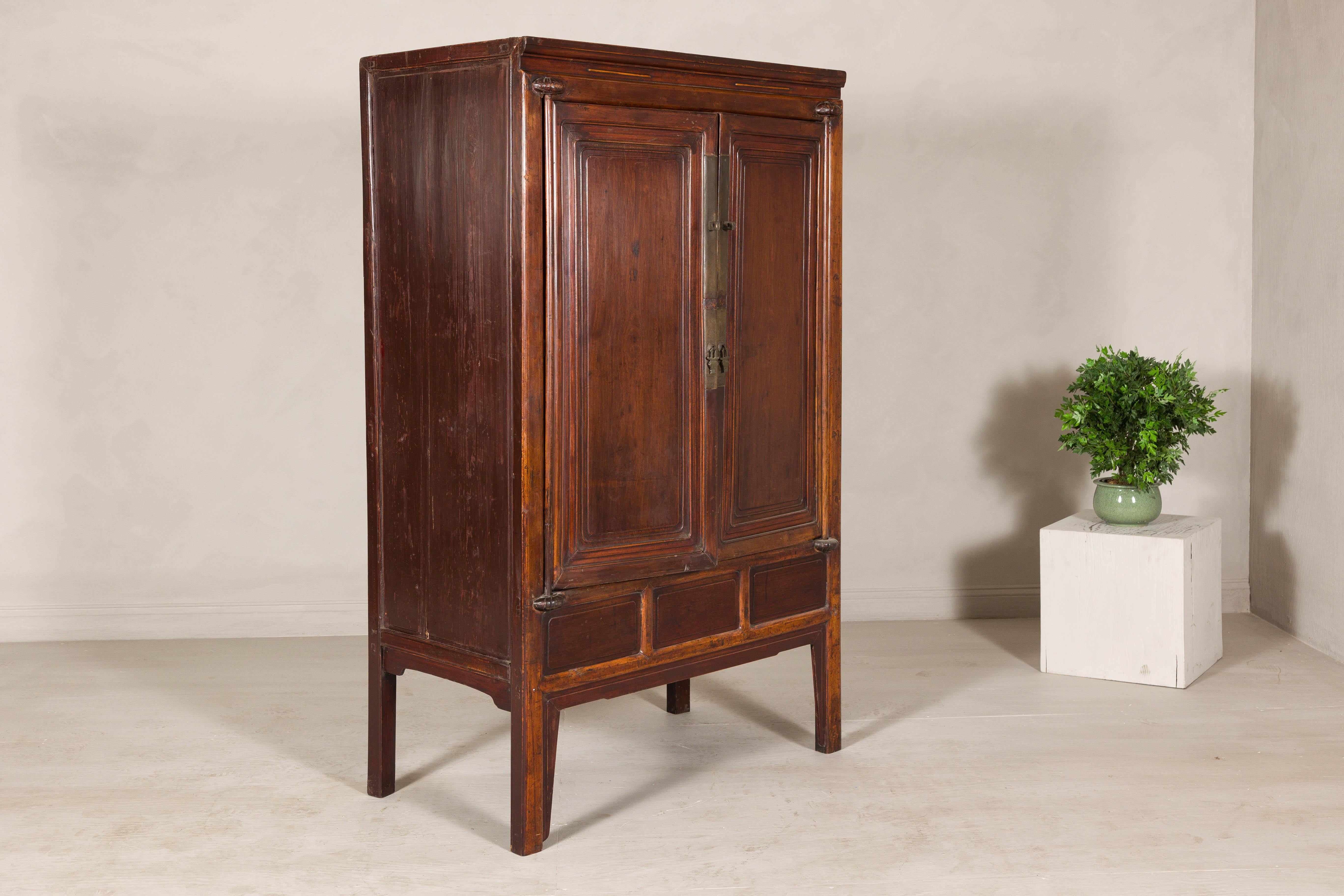 20ième siècle Cabinet en orme laqué brun avec quincaillerie et étagères en bronze, fin de la dynastie Qing en vente