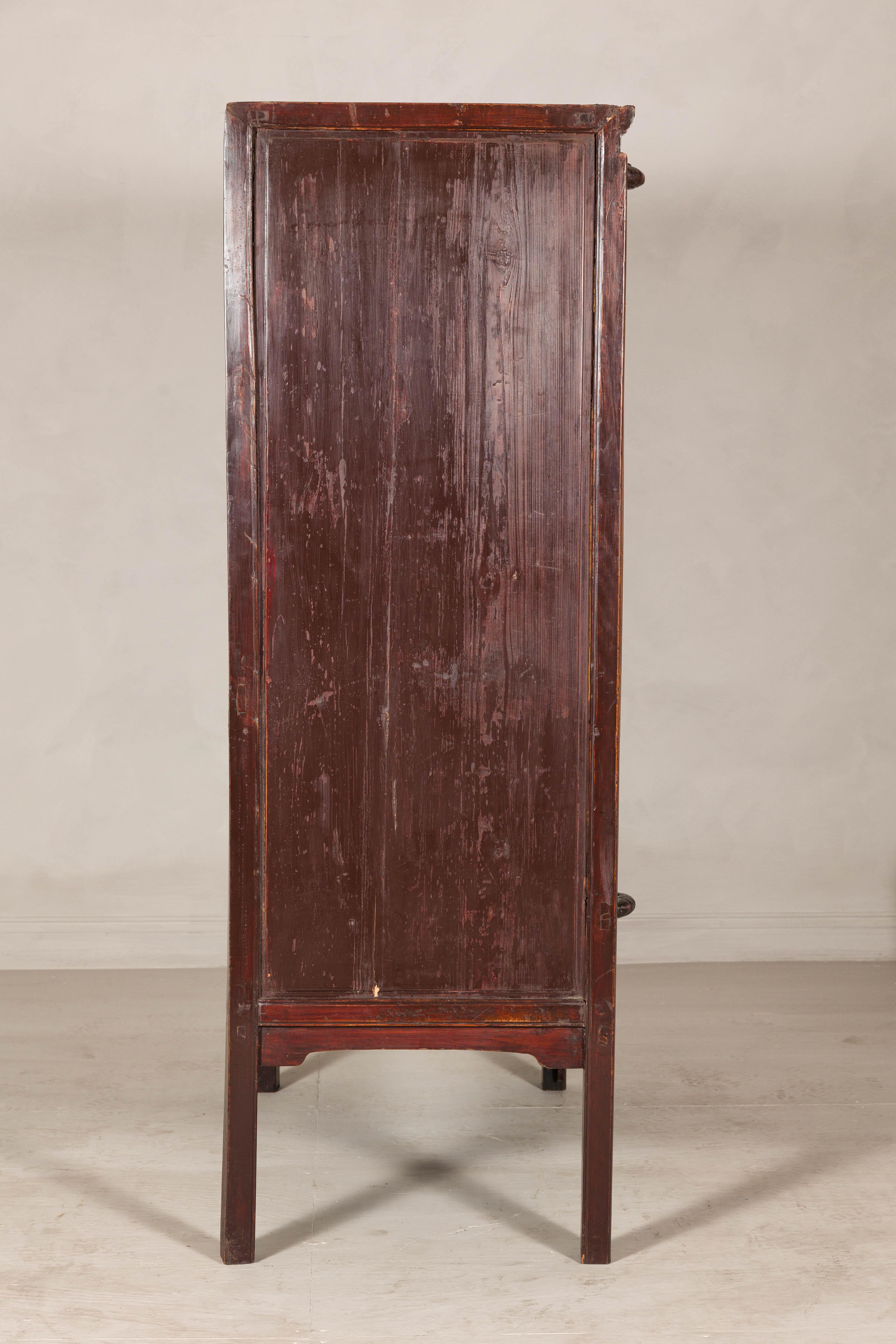 Bronze Cabinet en orme laqué brun avec quincaillerie et étagères en bronze, fin de la dynastie Qing en vente