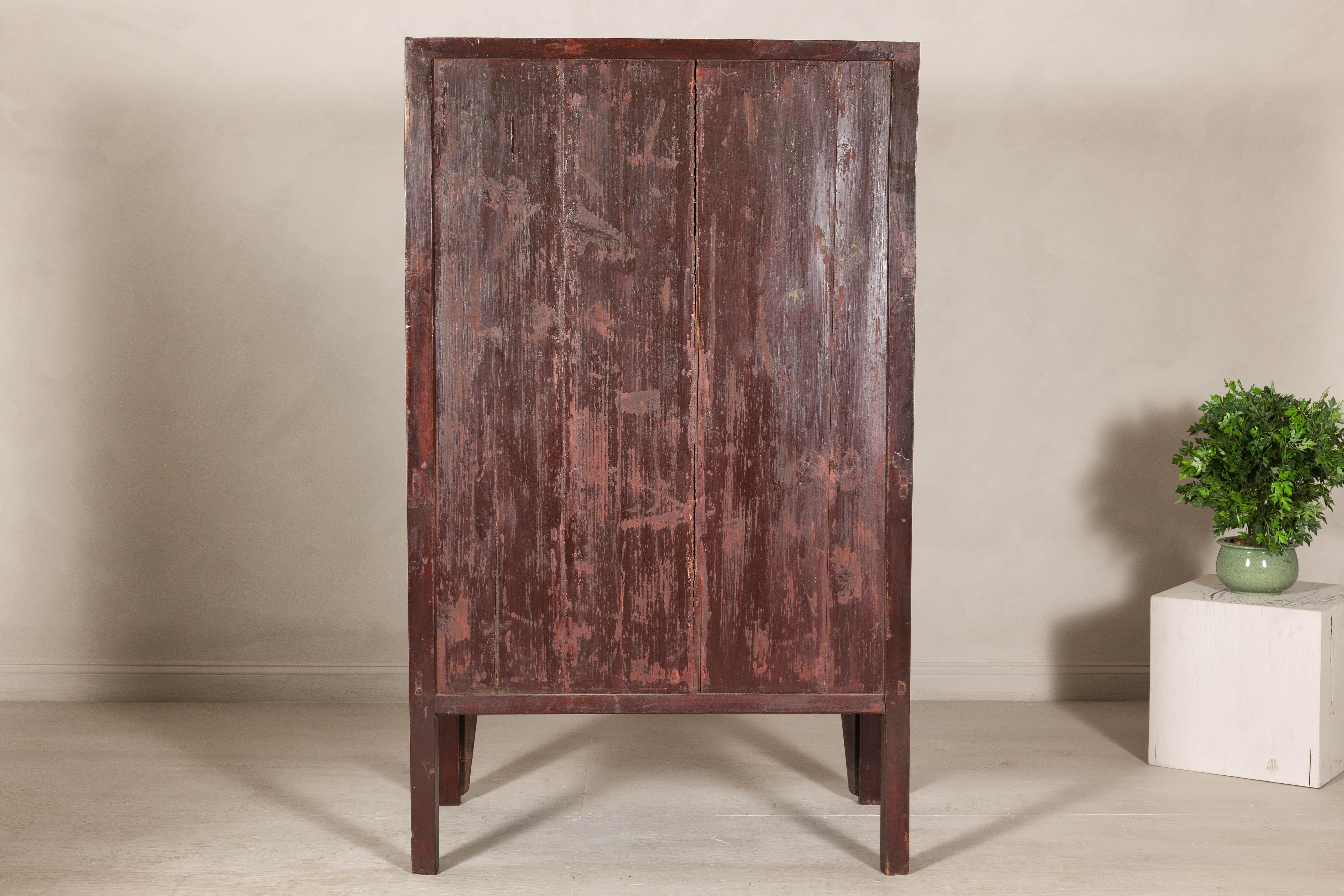 Cabinet en orme laqué brun avec quincaillerie et étagères en bronze, fin de la dynastie Qing en vente 1