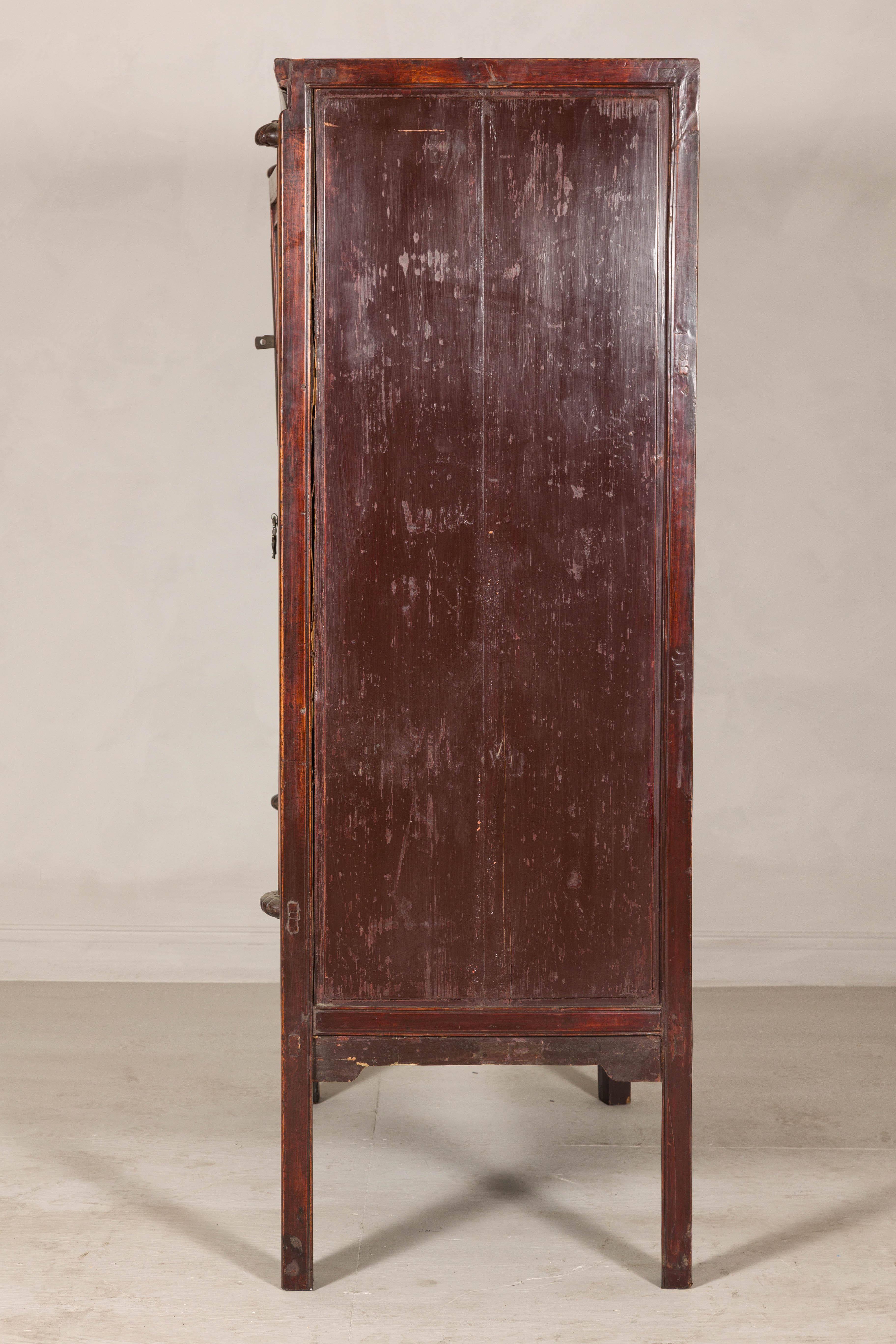 Cabinet en orme laqué brun avec quincaillerie et étagères en bronze, fin de la dynastie Qing en vente 2