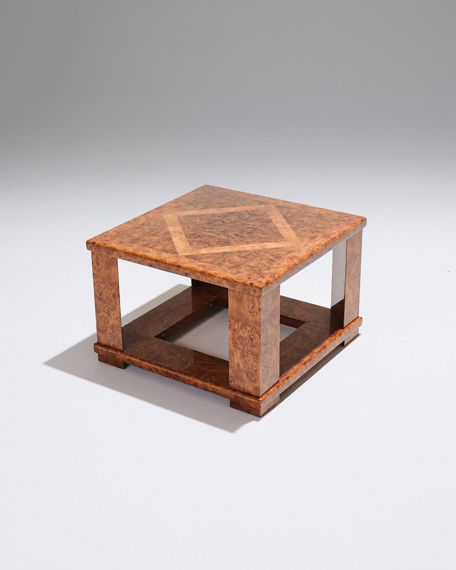 Table d'appoint en loupe d'orme, années 1970, signée Jean-Claude Mahey.
Le plateau est décoré d'une marqueterie en forme de diamant avec un centre en retrait. Finition laquée, en bon état. Deux pièces disponibles.

LP5787-LP5788