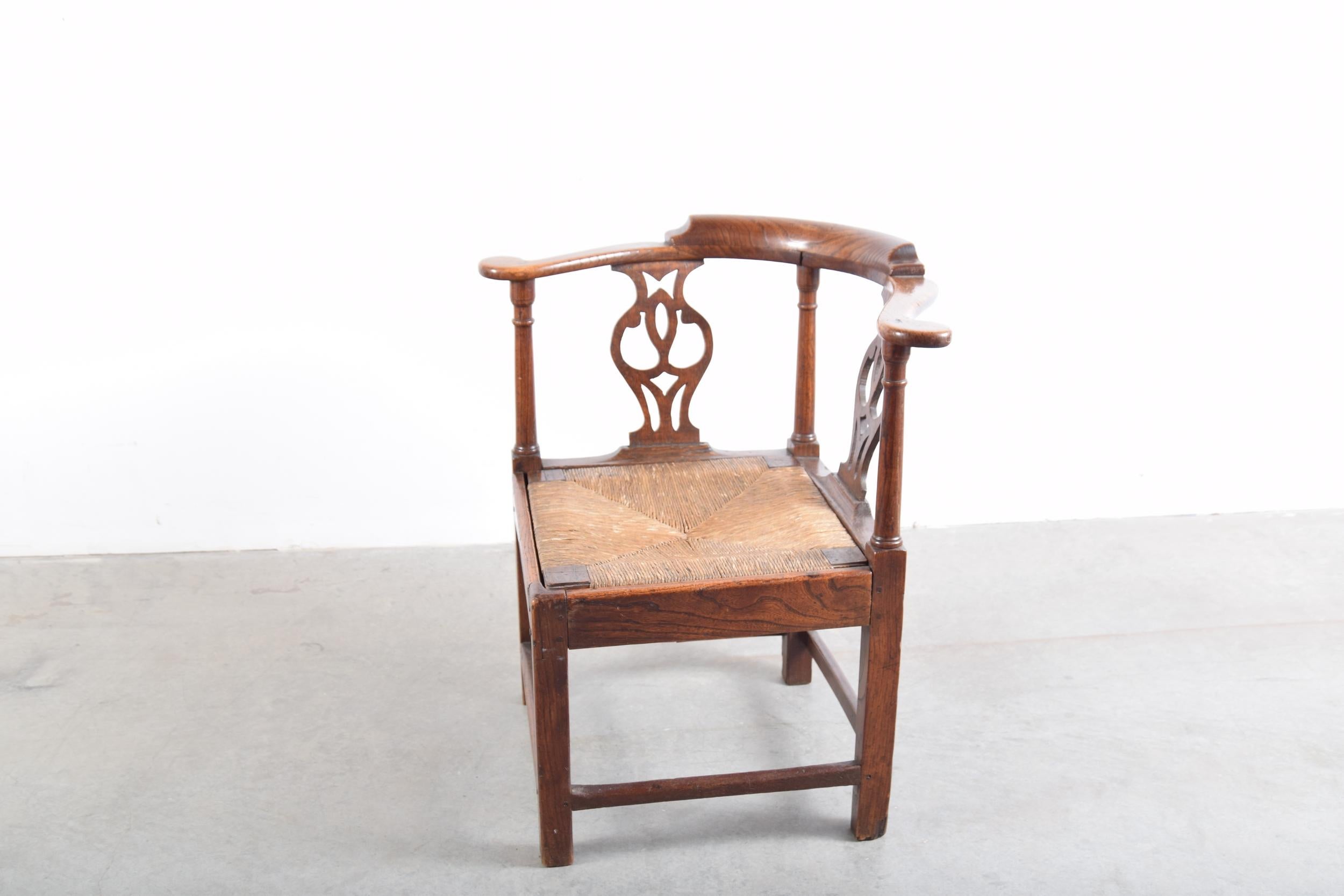 English Elm Chippendale Corner Chair, circa 1780-1820