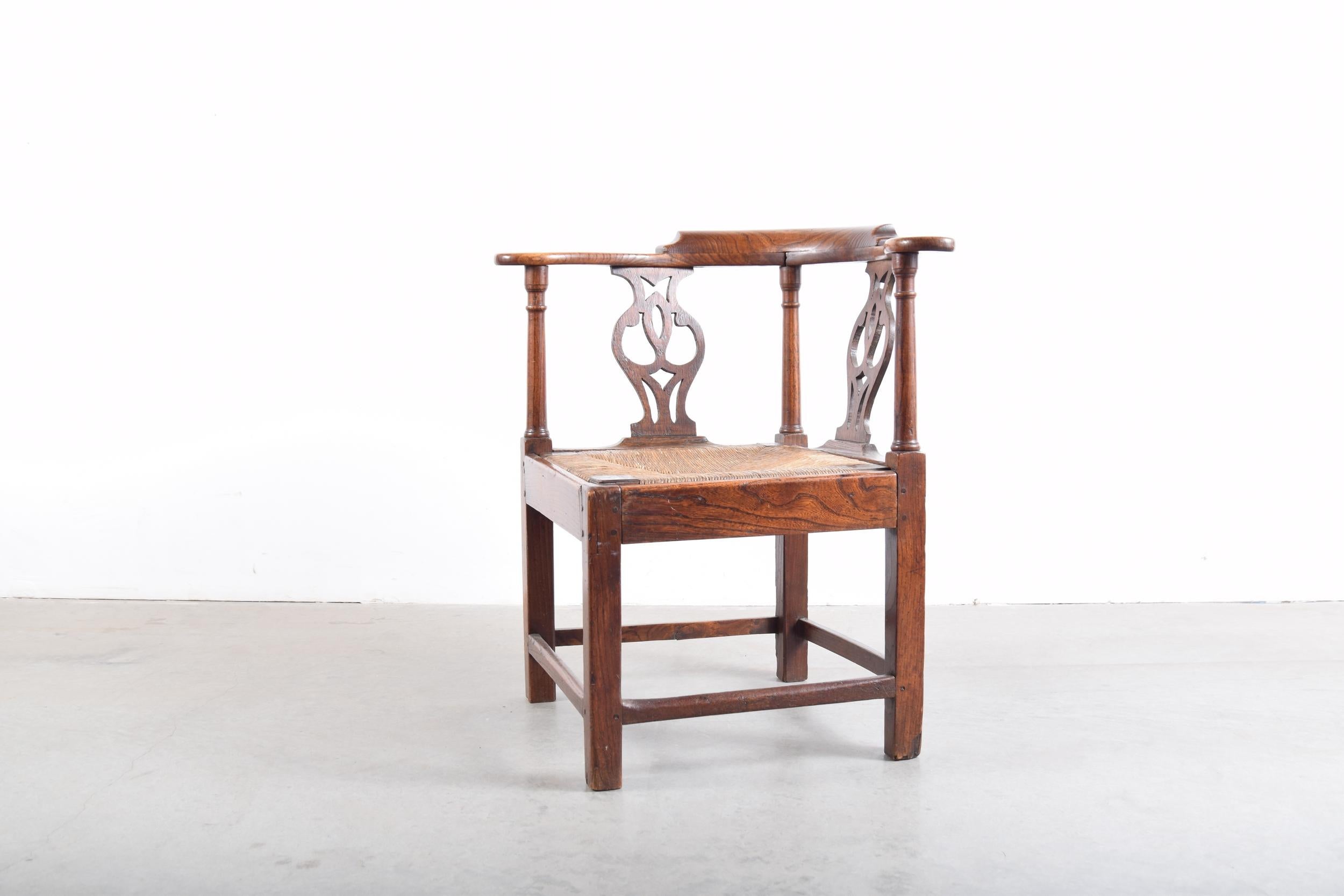 Elm Chippendale Corner Chair, circa 1780-1820 In Good Condition In Providence, RI