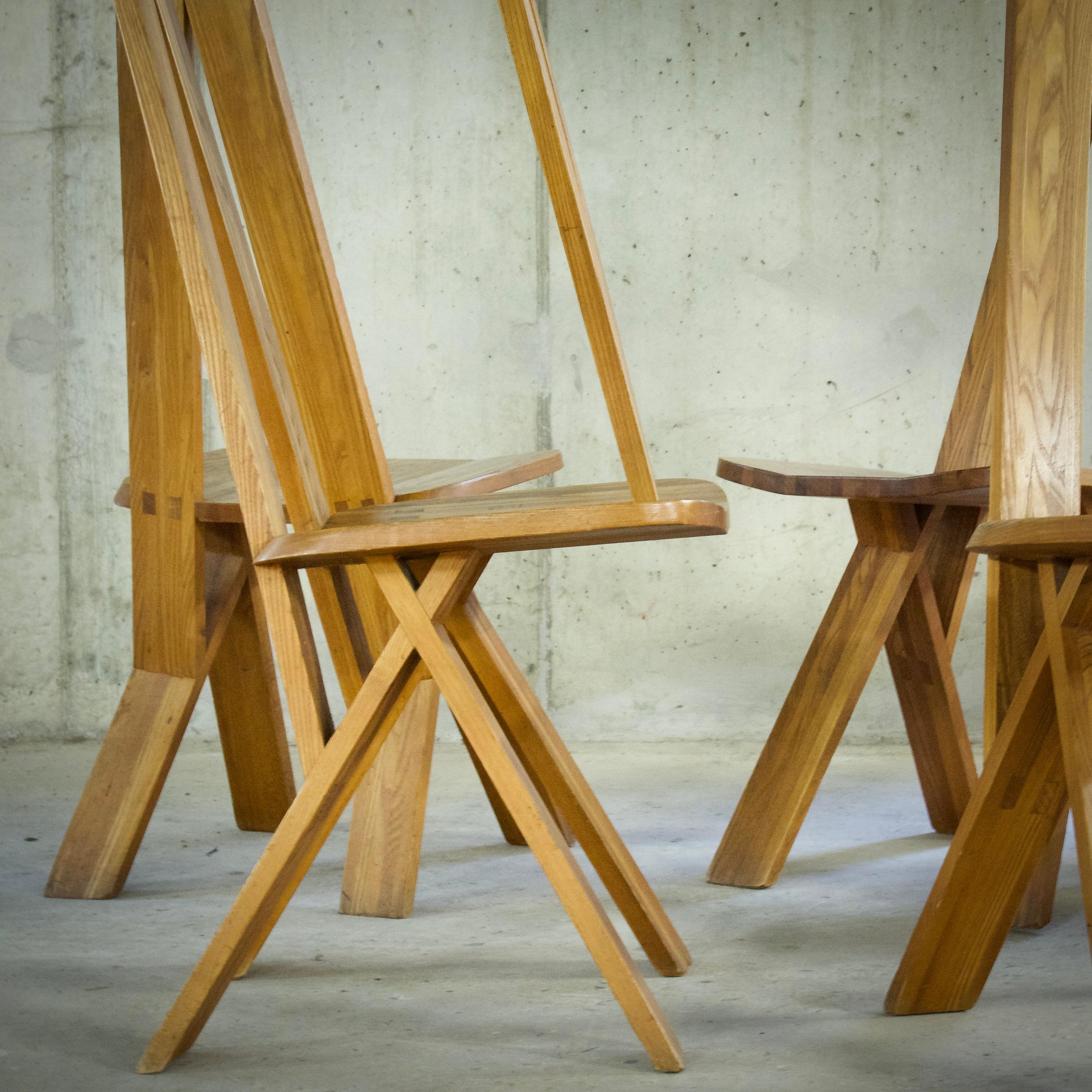 CHLACC ! Like the dry and satisfying sound of two pieces of wood coming together to perfection.

This name is in fact the name of the patented system allowing the manufacture of these chairs, understand 
