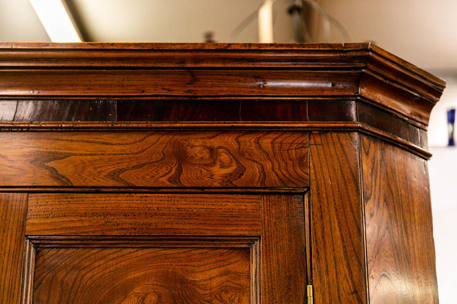 Armoire d'angle ornementale orme en vente 5