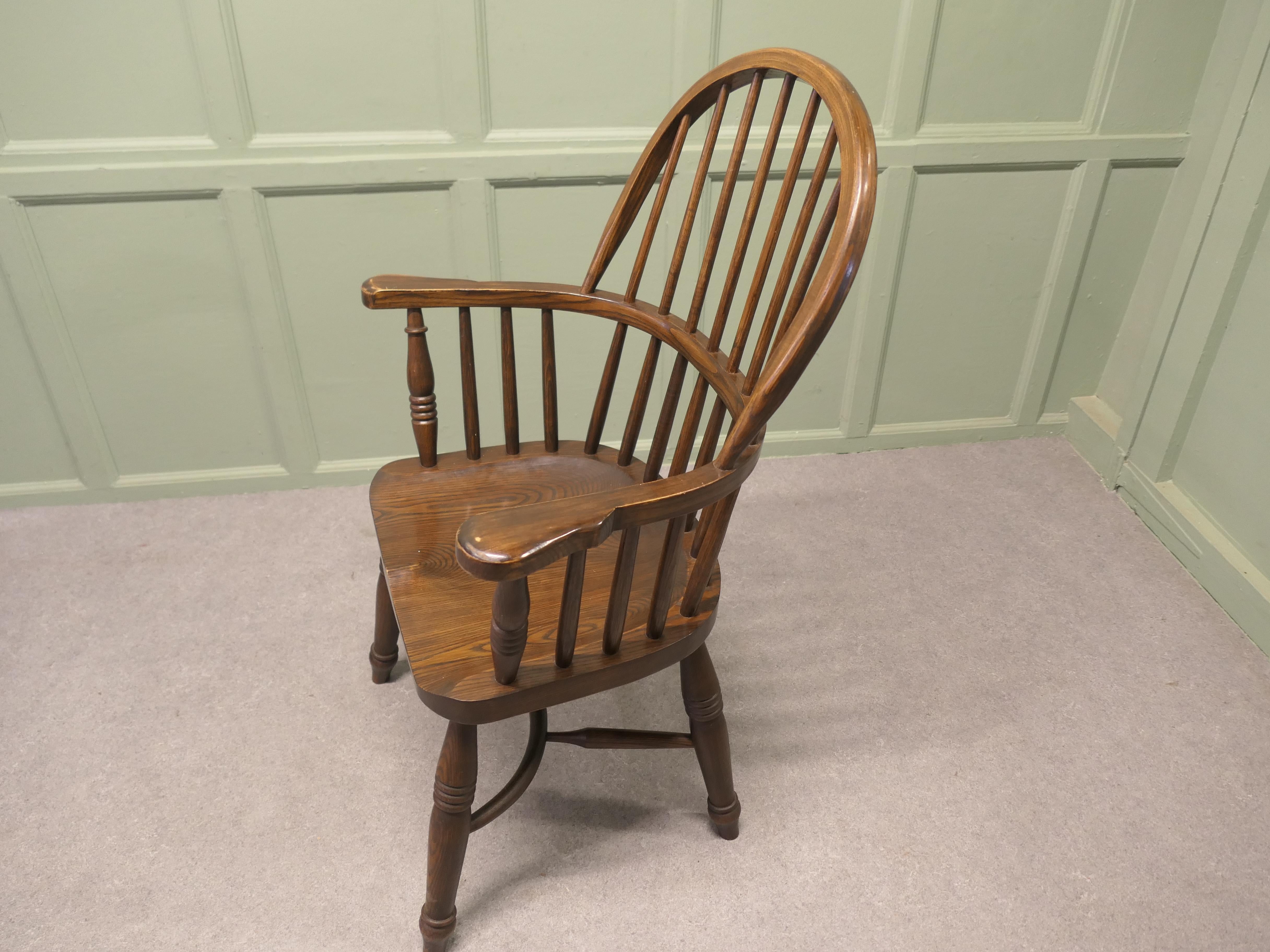 Metà XX secolo Sedia Country Carver in olmo con barella a crinolina in vendita
