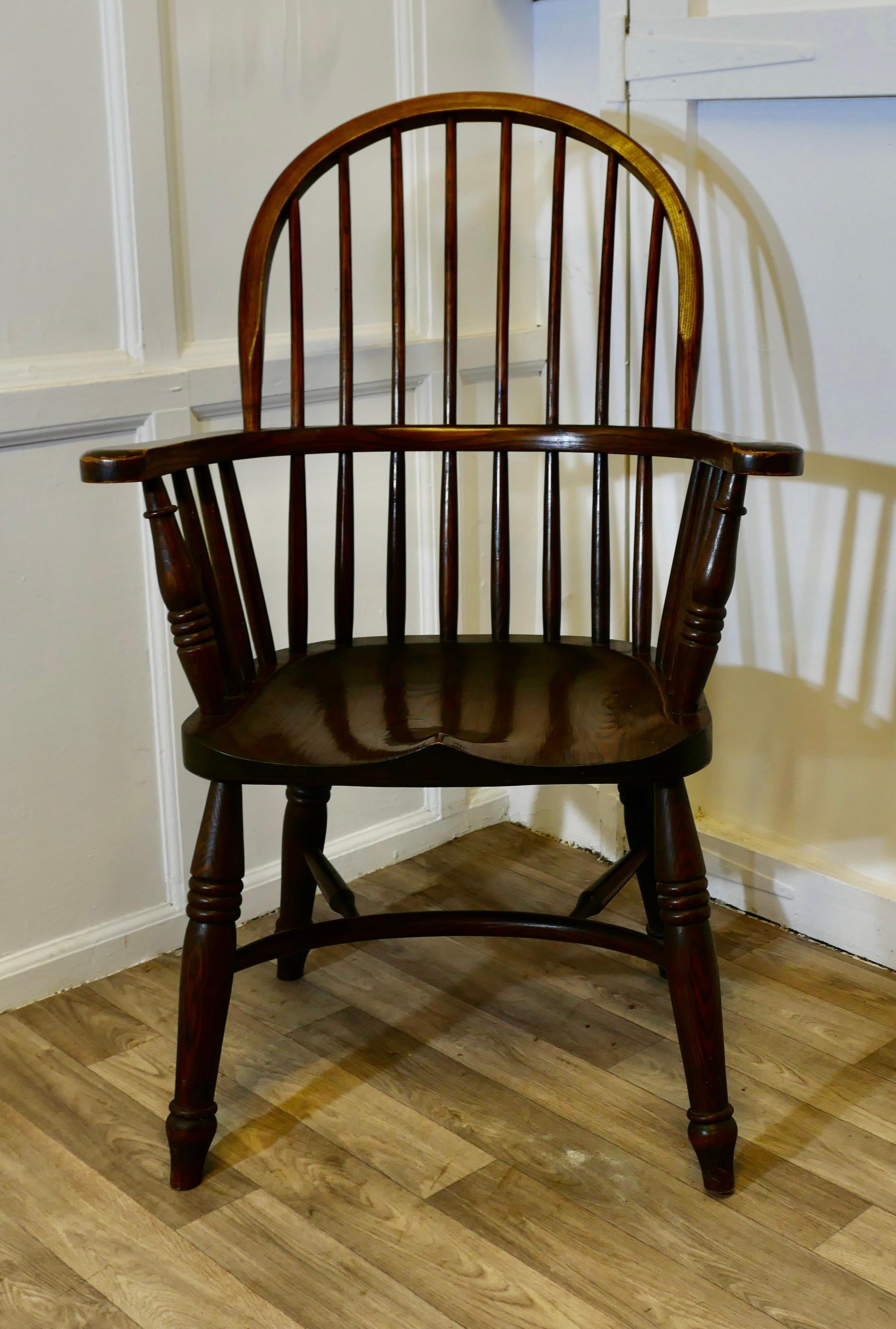 Chaise de sculpteur en orme avec civière à crinoline

Il s'agit d'une chaise artisanale avec une assise en orme, un dossier en arceau dans le style Windsor traditionnel avec une assise en selle et des pieds avant tournés sur un châssis à