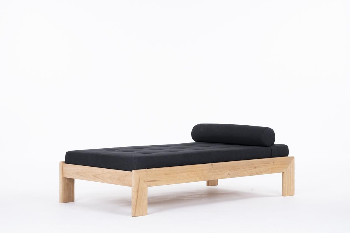 Daybed made in France in the 80s.
Structure in elm, matress in foam covered with black linen.