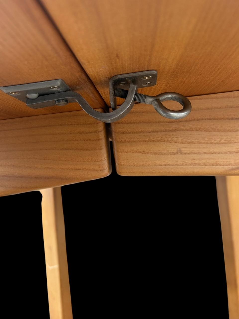 Table de salle à manger en orme par Maison Regain en vente 3
