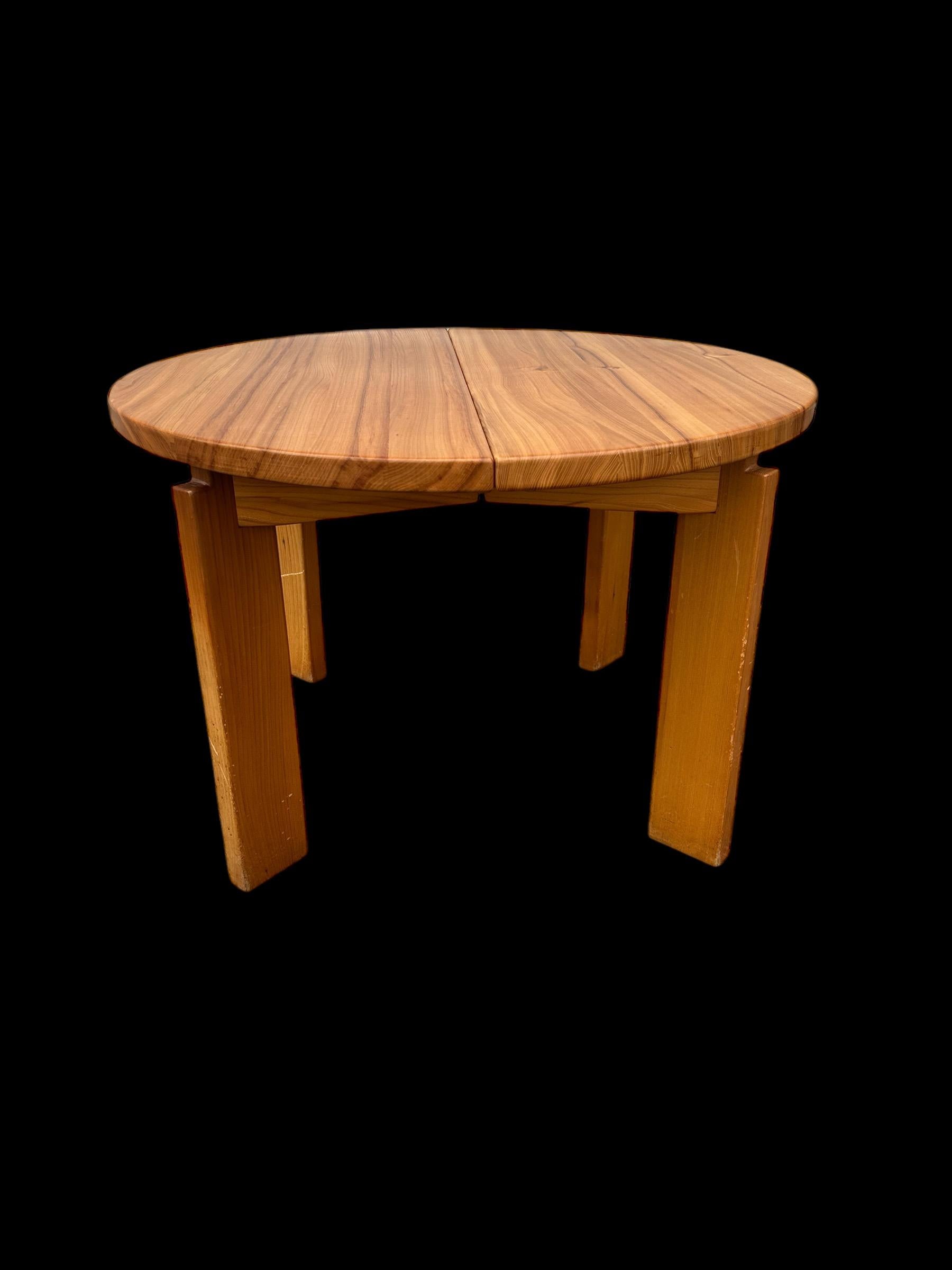 Belle table en orme éditée par Maison regain dans les années 1970.
La table peut s'allonger avec les feuilles de 40 cm chacune. 