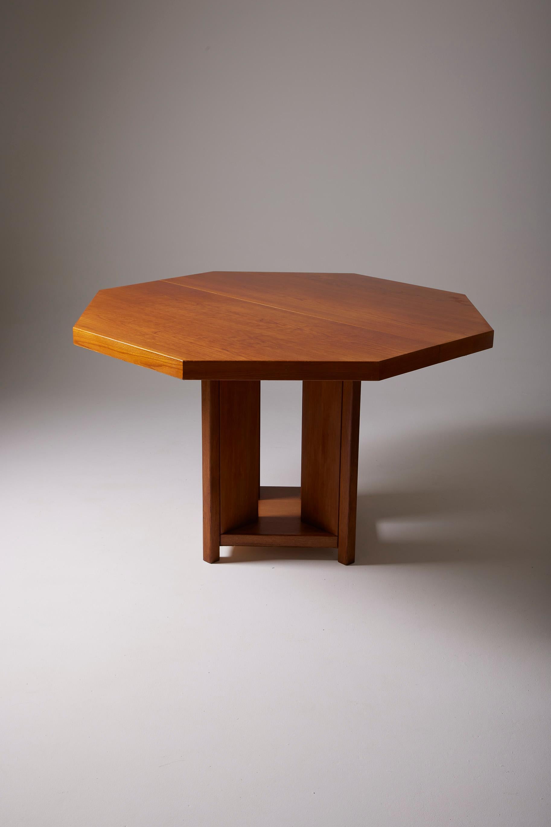 Solid elm dining room table from the 1970s. It is composed of an octagonal extendable top with extension. In very good shape.
LP1656
