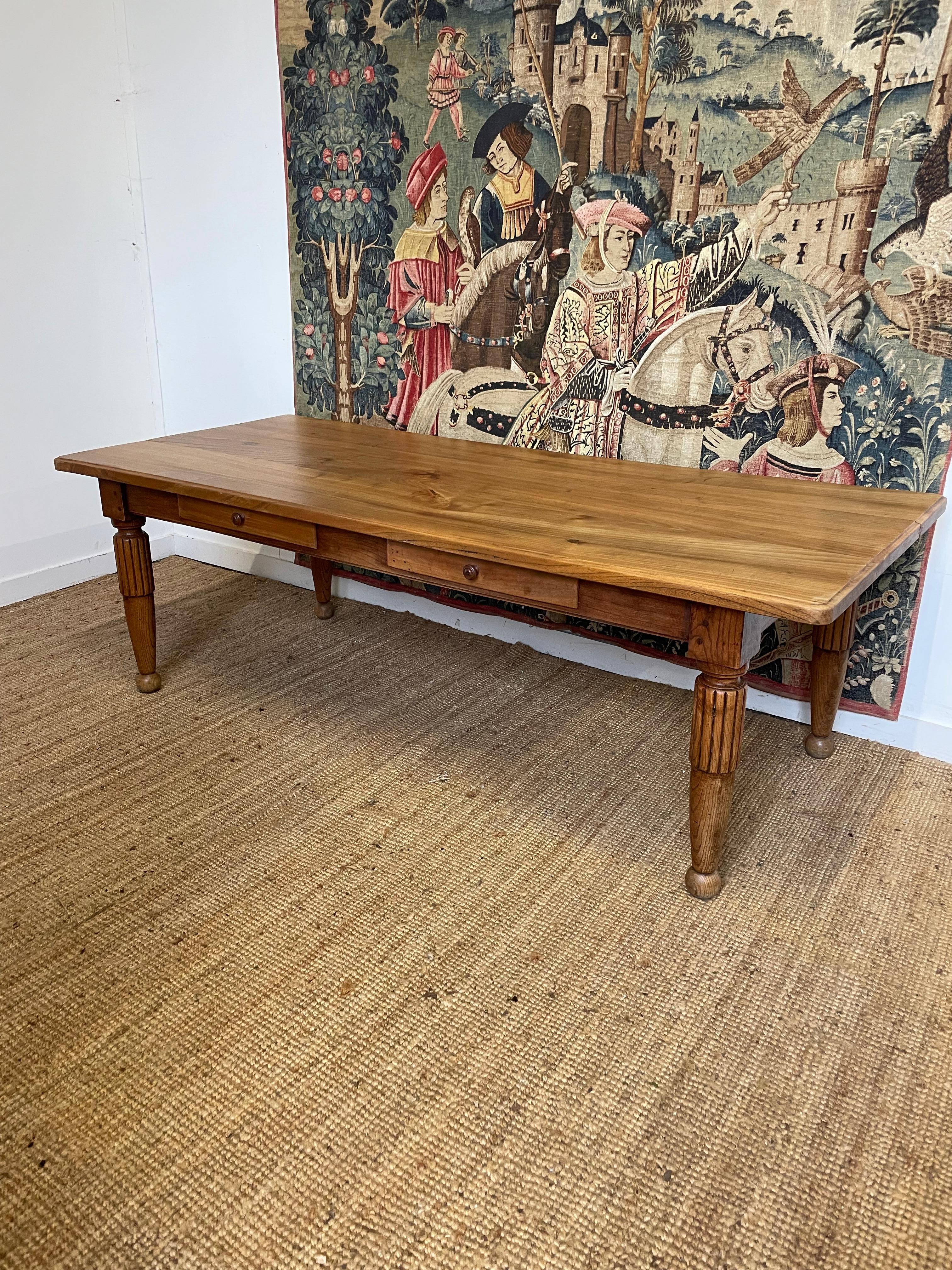 Magnifique table de ferme française en orme massif du début du 20e siècle 

Circa 1920 avec 2 tiroirs sur un côté, des pieds tournés très décoratifs, un beau plateau large de 39 pouces. 

Peut accueillir plus de 8 personnes 

Hauteur 29.5 pouces ou