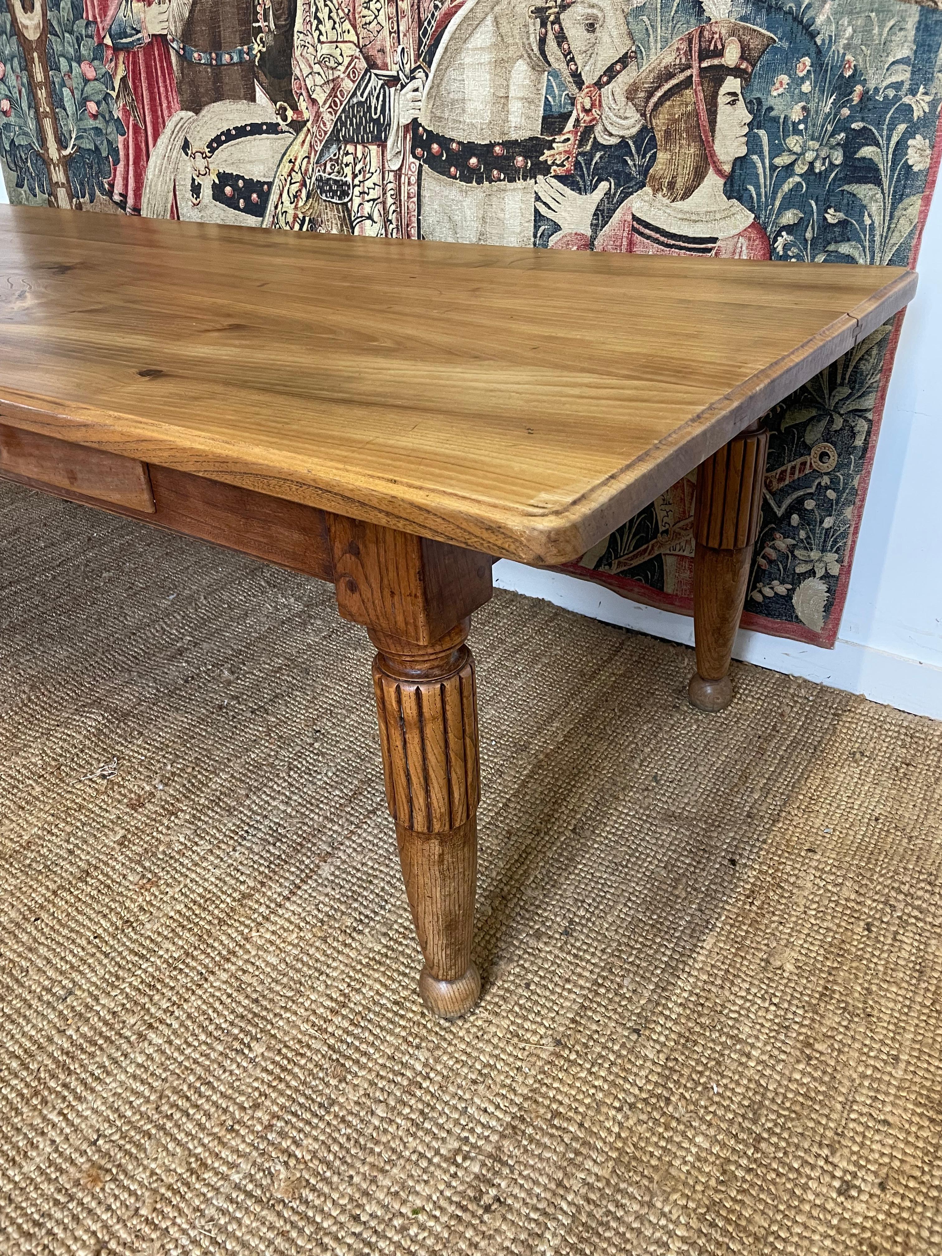 Français Table de ferme française en orme en vente