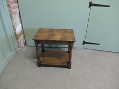 Table en orme avec dessous de table Il s'agit d'une bonne table en orme avec dessous de table.