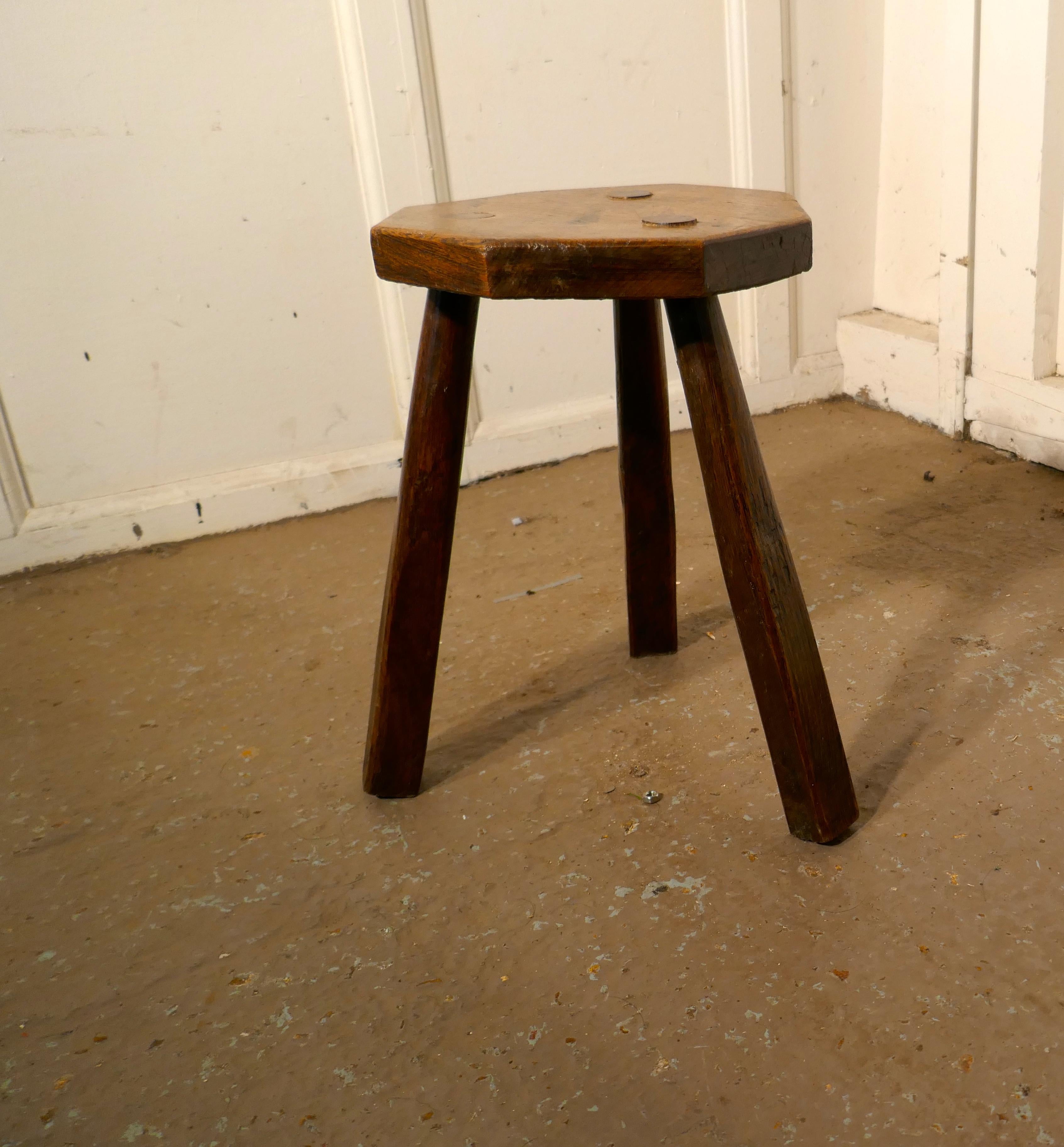 Elm Milking Stool or Dairy Stool In Good Condition In Chillerton, Isle of Wight