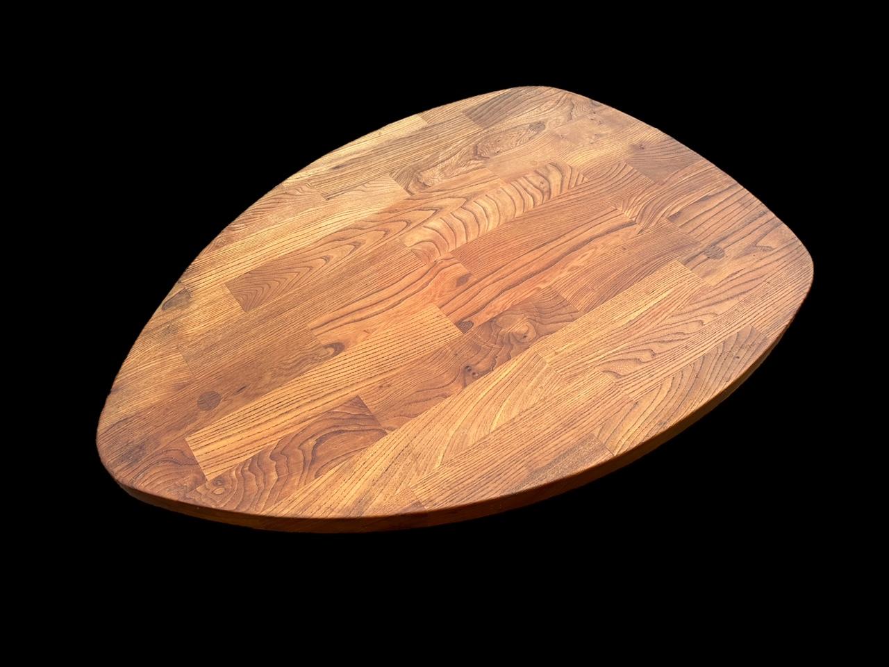 rare et belle table basse en bois massif dans le style de Charlotte Perriand , un tiroir sous le plateau 
vers les années 1960