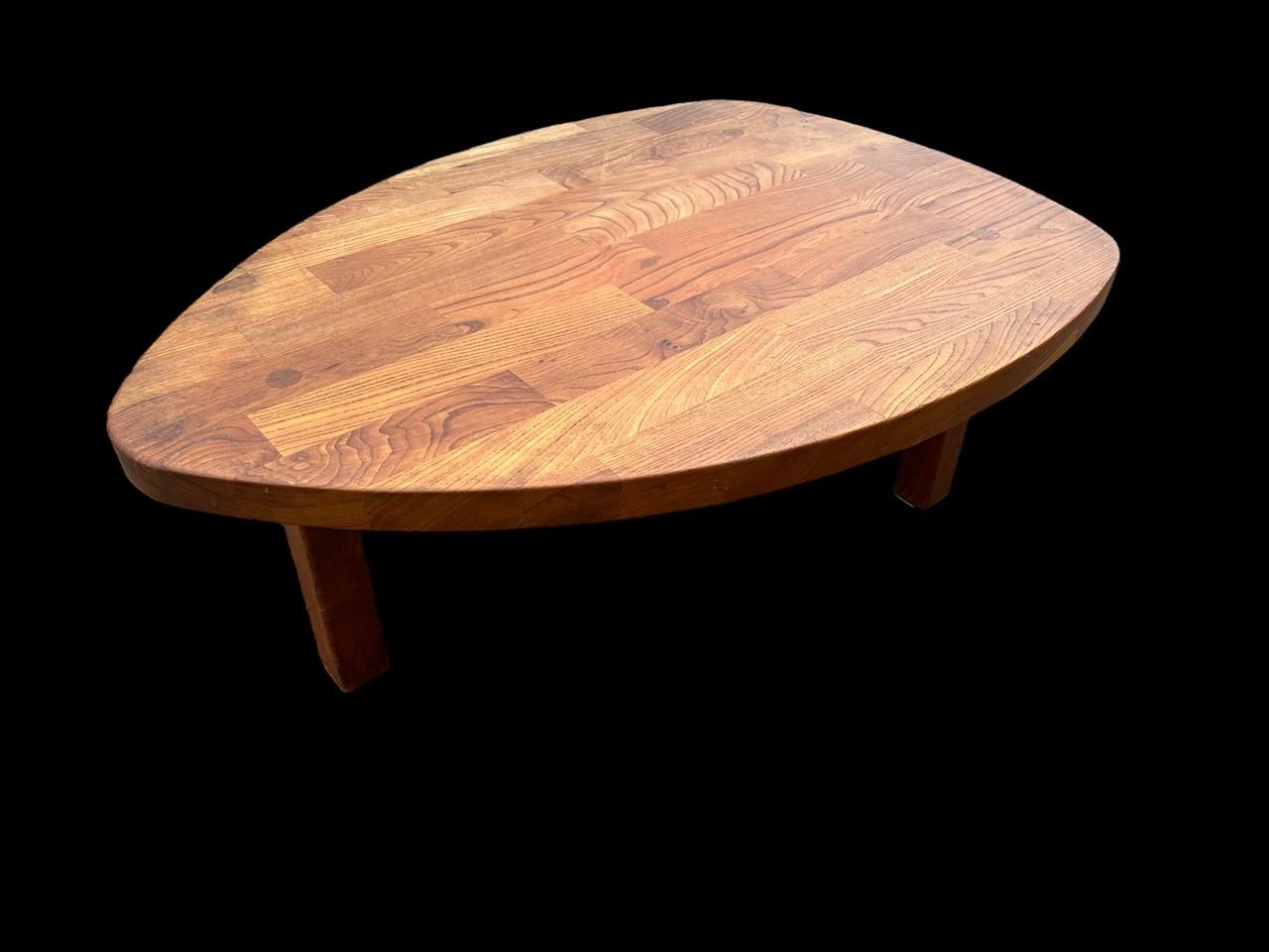 Mid-Century Modern table basse ovoïde en orme en vente