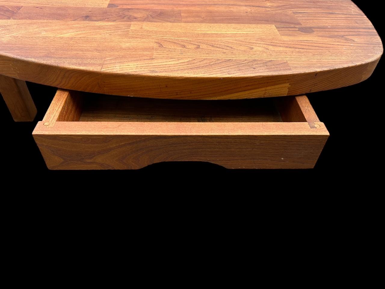 20ième siècle table basse ovoïde en orme  en vente
