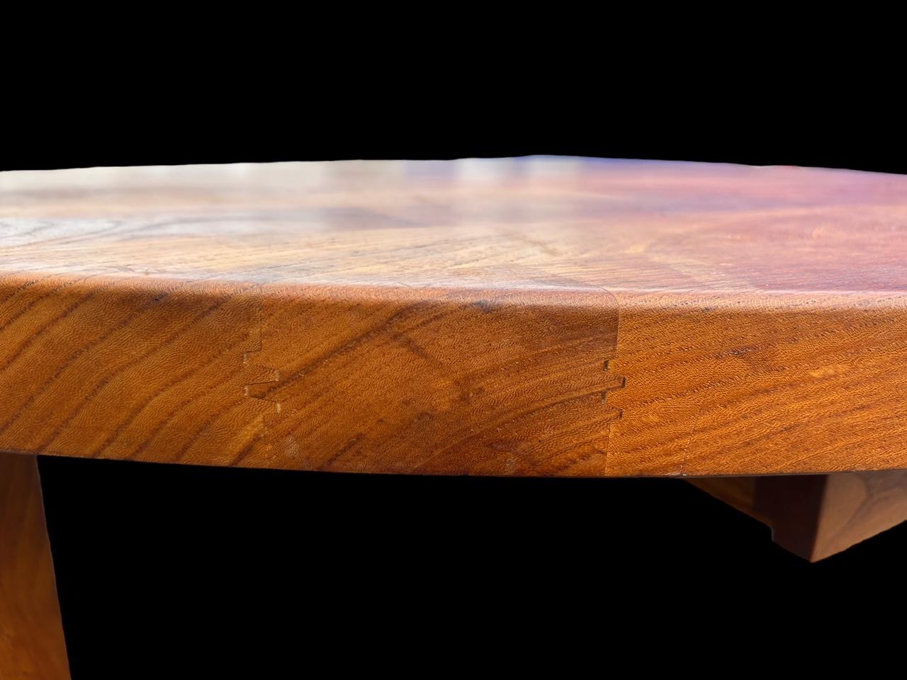 table basse ovoïde en orme en vente 1