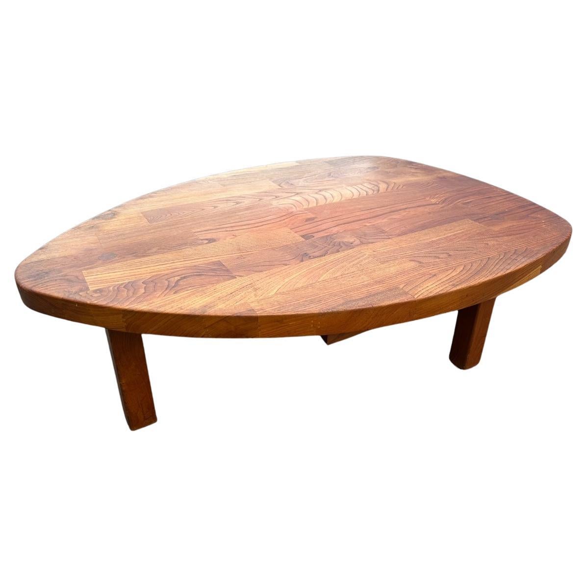 table basse ovoïde en orme  en vente